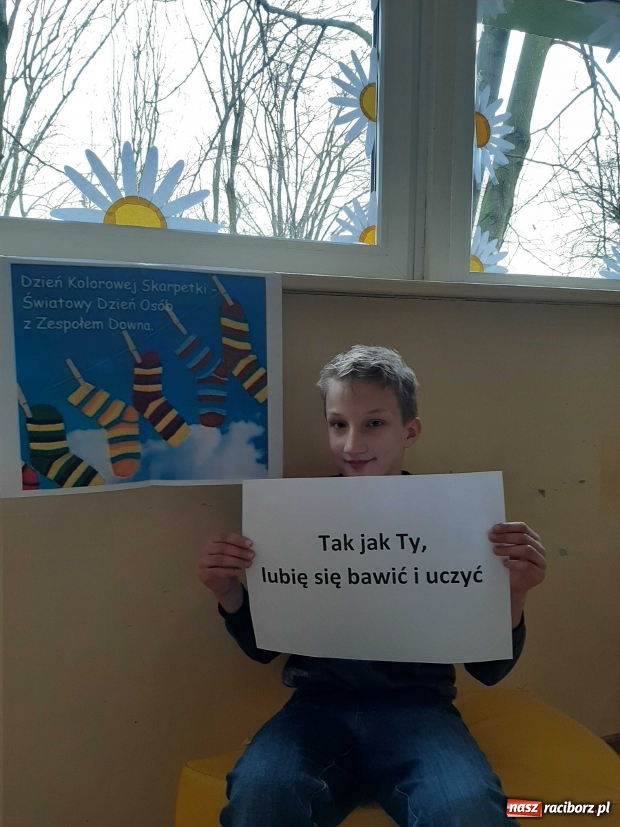 Zdjęcie w galerii na portalu naszraciborz.pl: Kolorowe skarpetki. Pamiętamy o naszych znajomych z Zespołem Downa wiadomości z regionu
