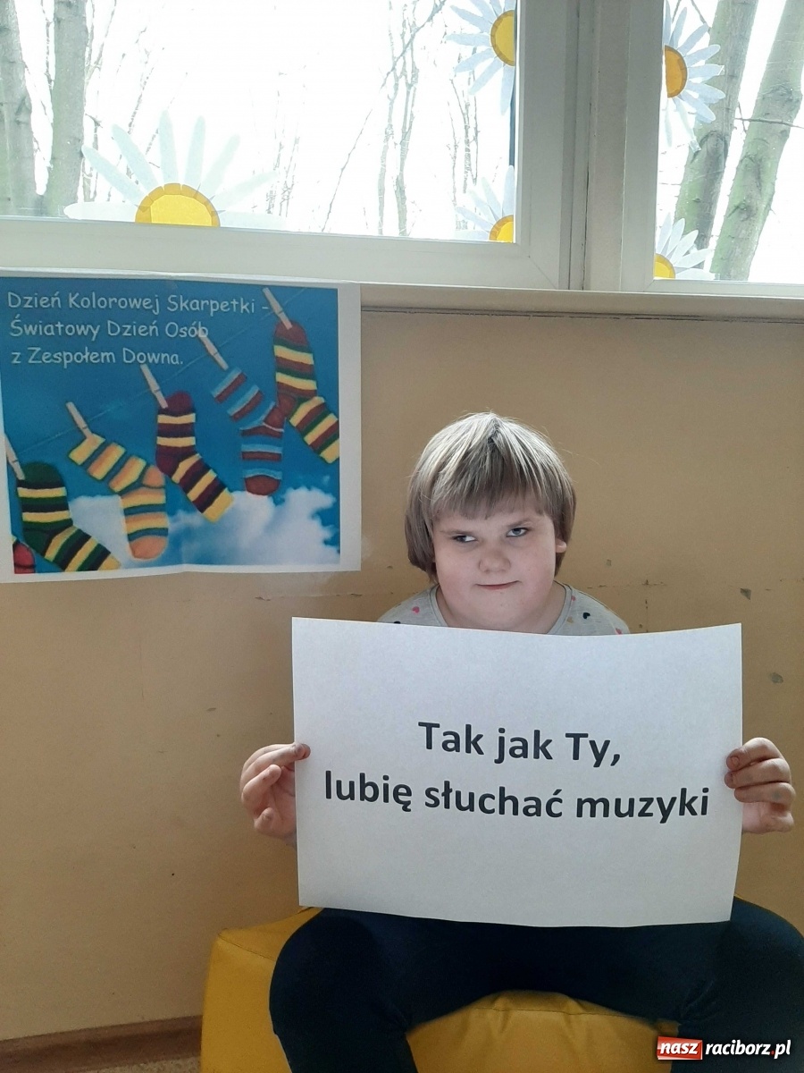 Zdjęcie w galerii na portalu naszraciborz.pl: Kolorowe skarpetki. Pamiętamy o naszych znajomych z Zespołem Downa wiadomości z regionu