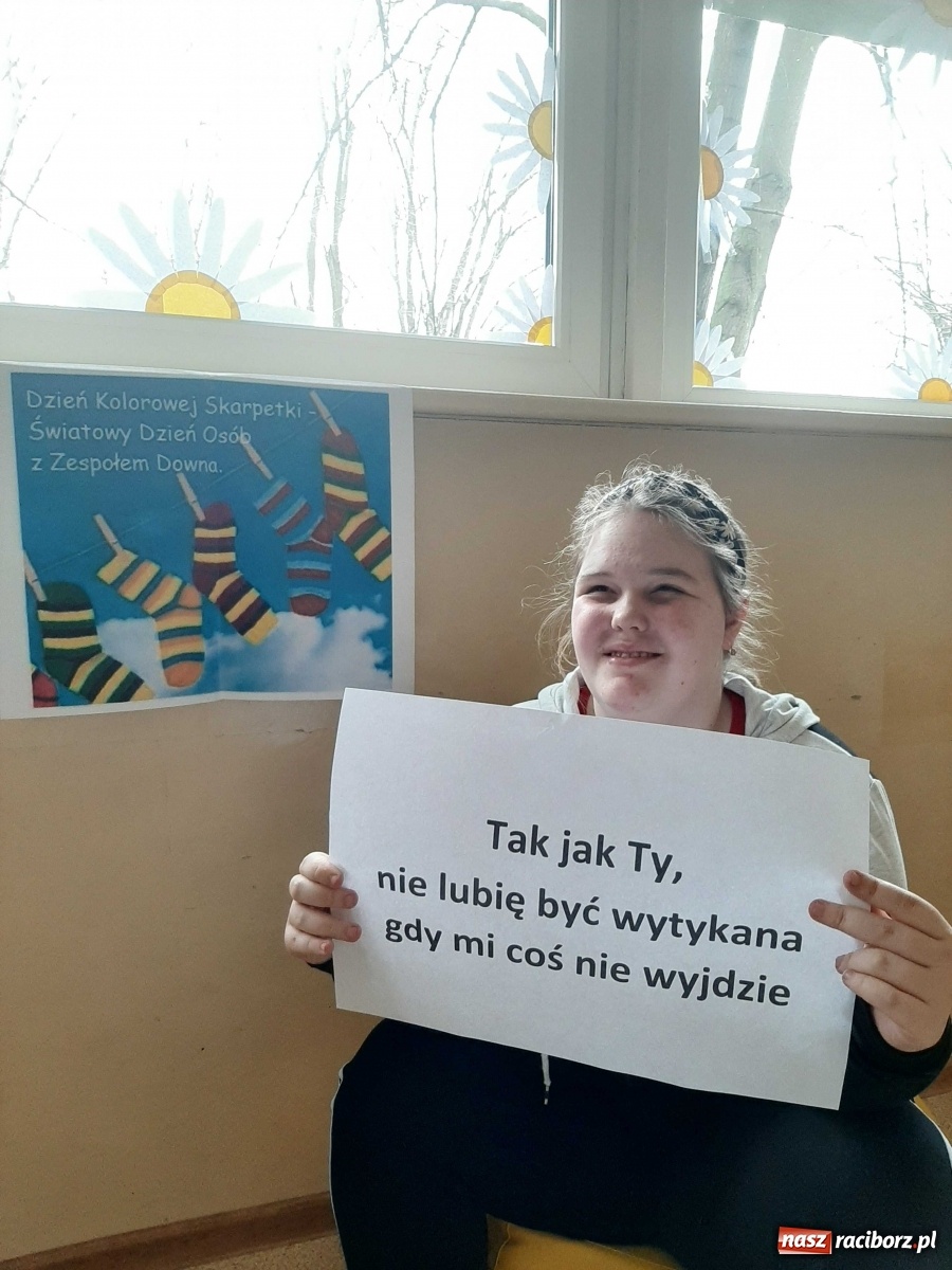 Zdjęcie w galerii na portalu naszraciborz.pl: Kolorowe skarpetki. Pamiętamy o naszych znajomych z Zespołem Downa wiadomości z regionu