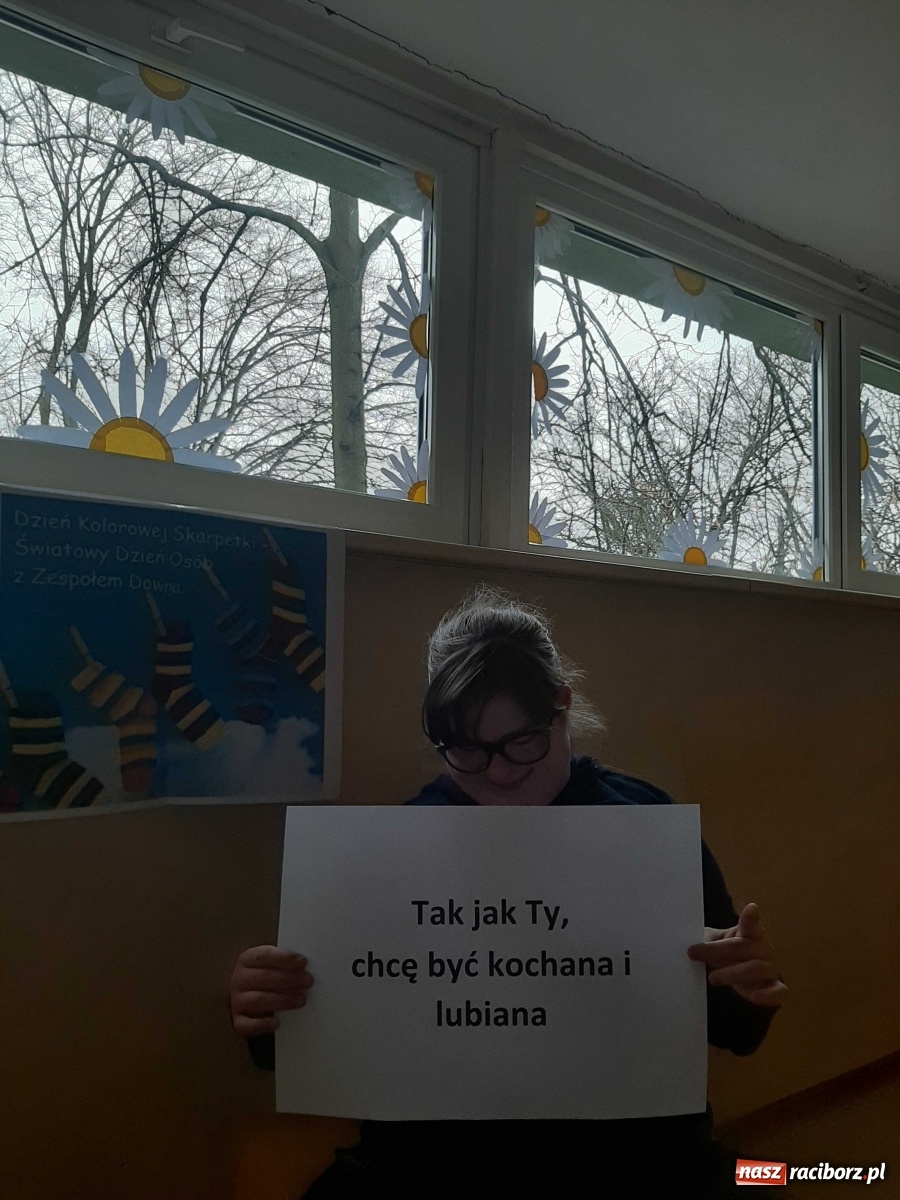 Zdjęcie w galerii na portalu naszraciborz.pl: Kolorowe skarpetki. Pamiętamy o naszych znajomych z Zespołem Downa wiadomości z regionu