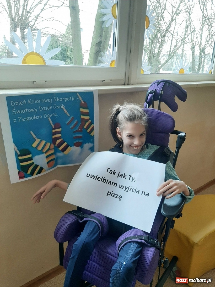 Zdjęcie w galerii na portalu naszraciborz.pl: Kolorowe skarpetki. Pamiętamy o naszych znajomych z Zespołem Downa wiadomości z regionu