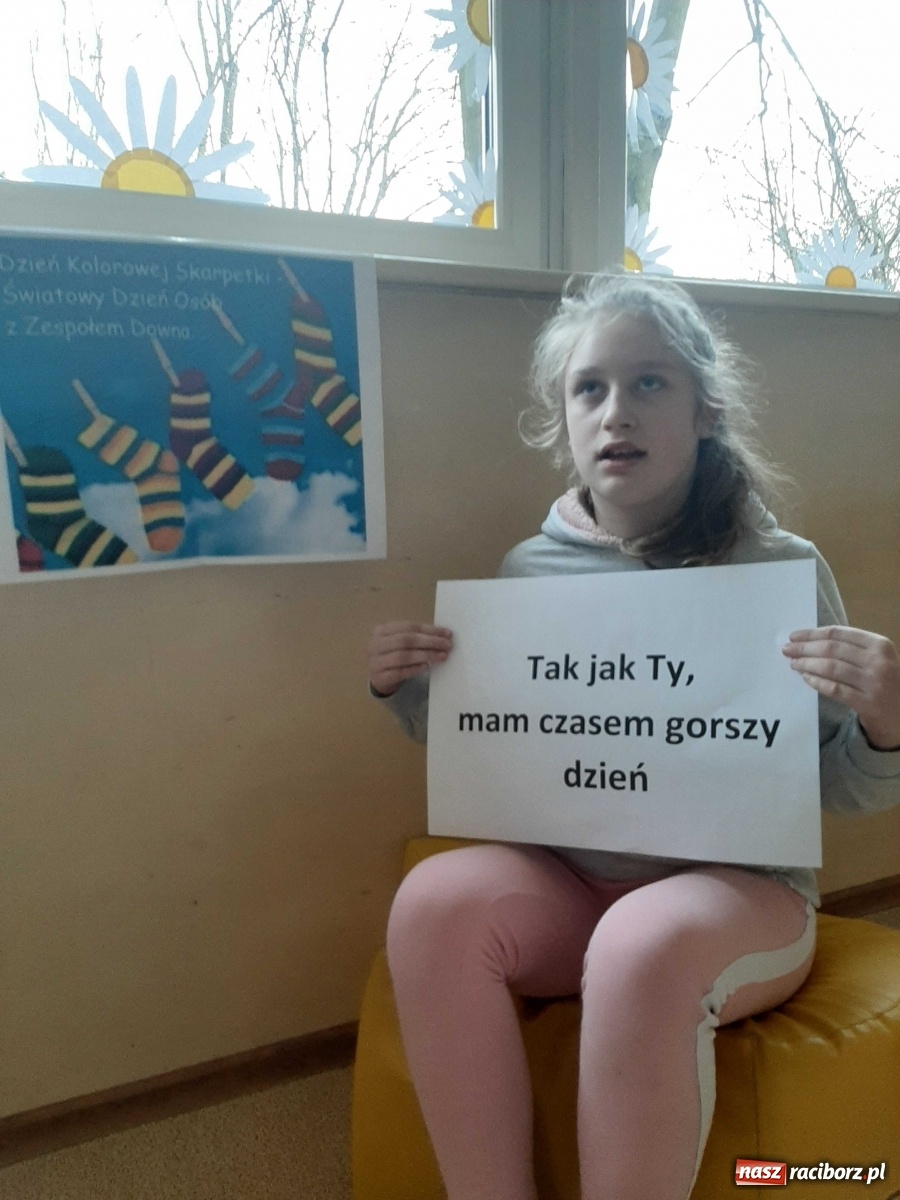 Zdjęcie w galerii na portalu naszraciborz.pl: Kolorowe skarpetki. Pamiętamy o naszych znajomych z Zespołem Downa wiadomości z regionu