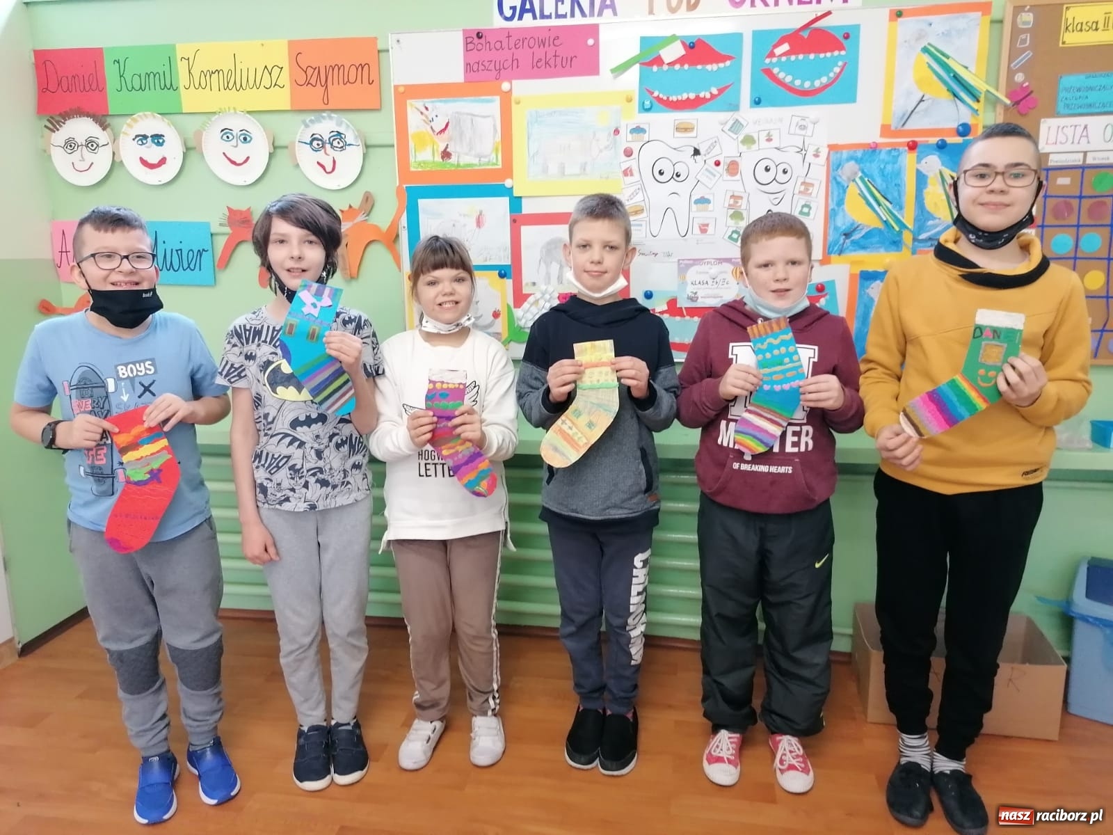 Zdjęcie w galerii na portalu naszraciborz.pl: Kolorowe skarpetki. Pamiętamy o naszych znajomych z Zespołem Downa wiadomości z regionu