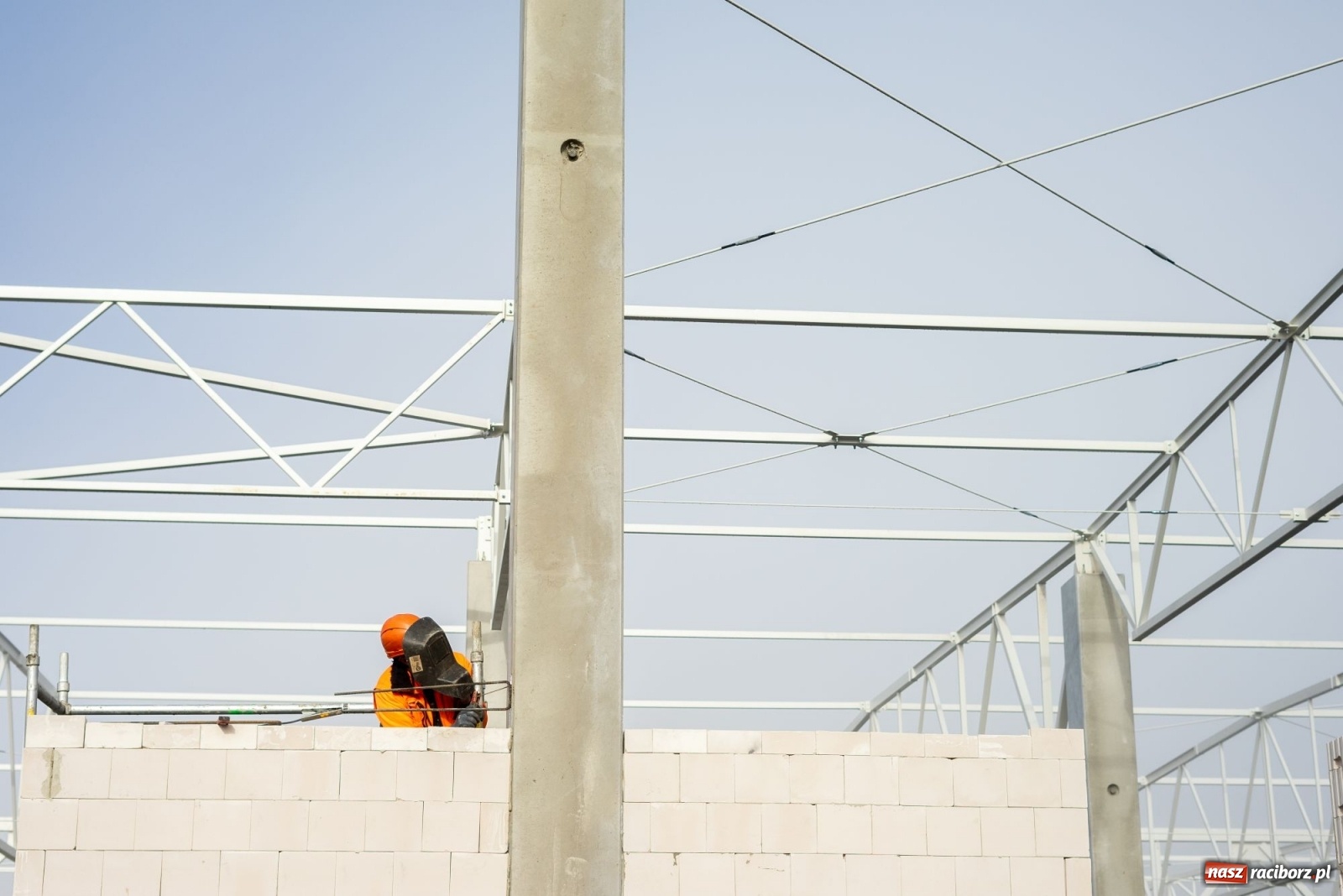Zdjęcie w galerii na portalu naszraciborz.pl: Eko-Okna finiszują z budową hali. Będą większe od Stadionu Narodowego w Warszawie! wiadomości z regionu