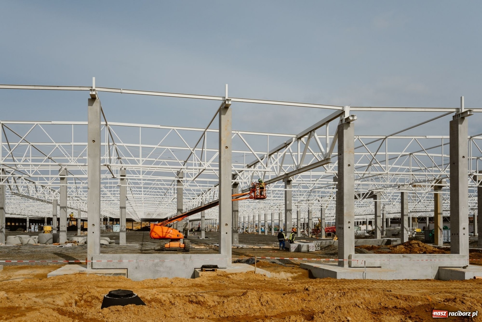 Zdjęcie w galerii na portalu naszraciborz.pl: Eko-Okna finiszują z budową hali. Będą większe od Stadionu Narodowego w Warszawie! wiadomości z regionu
