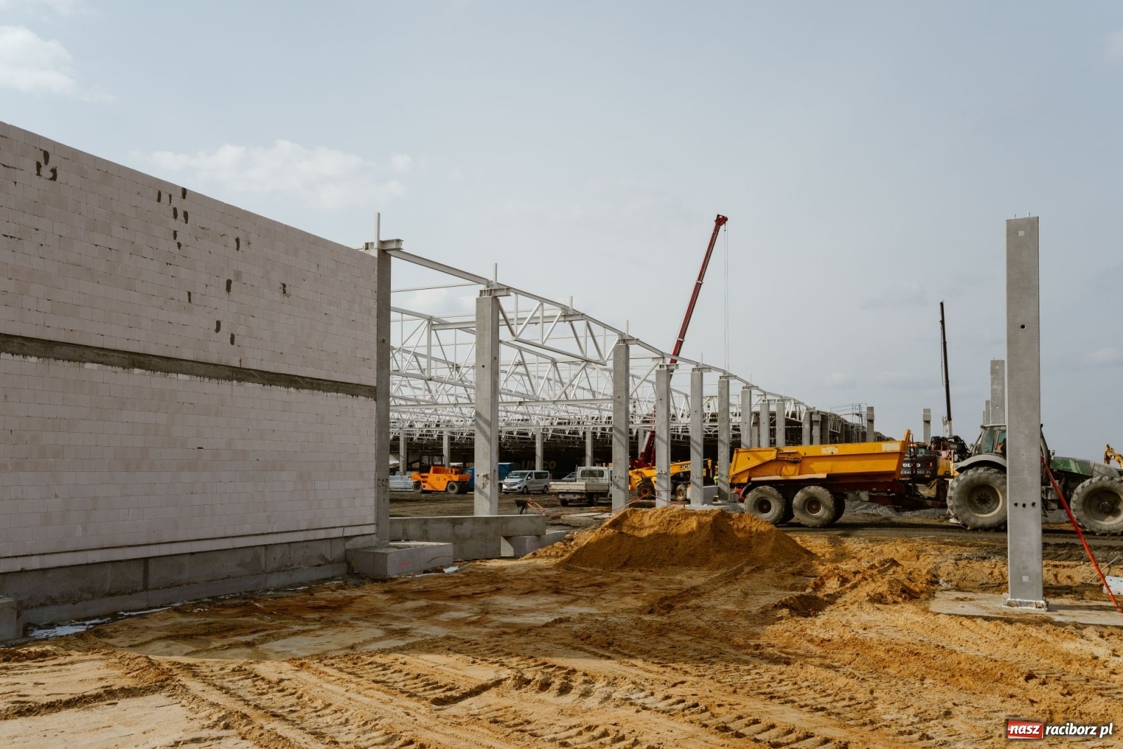 Zdjęcie w galerii na portalu naszraciborz.pl: Eko-Okna finiszują z budową hali. Będą większe od Stadionu Narodowego w Warszawie! wiadomości z regionu
