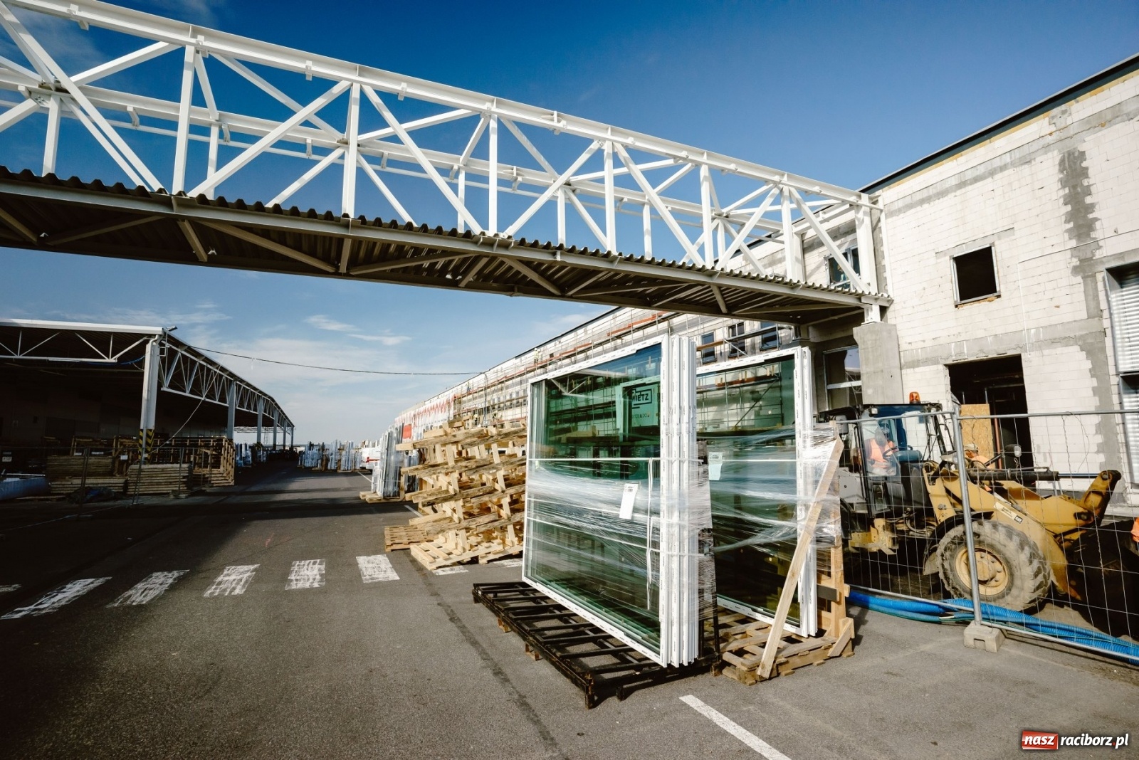 Zdjęcie w galerii na portalu naszraciborz.pl: Eko-Okna finiszują z budową hali. Będą większe od Stadionu Narodowego w Warszawie! wiadomości z regionu