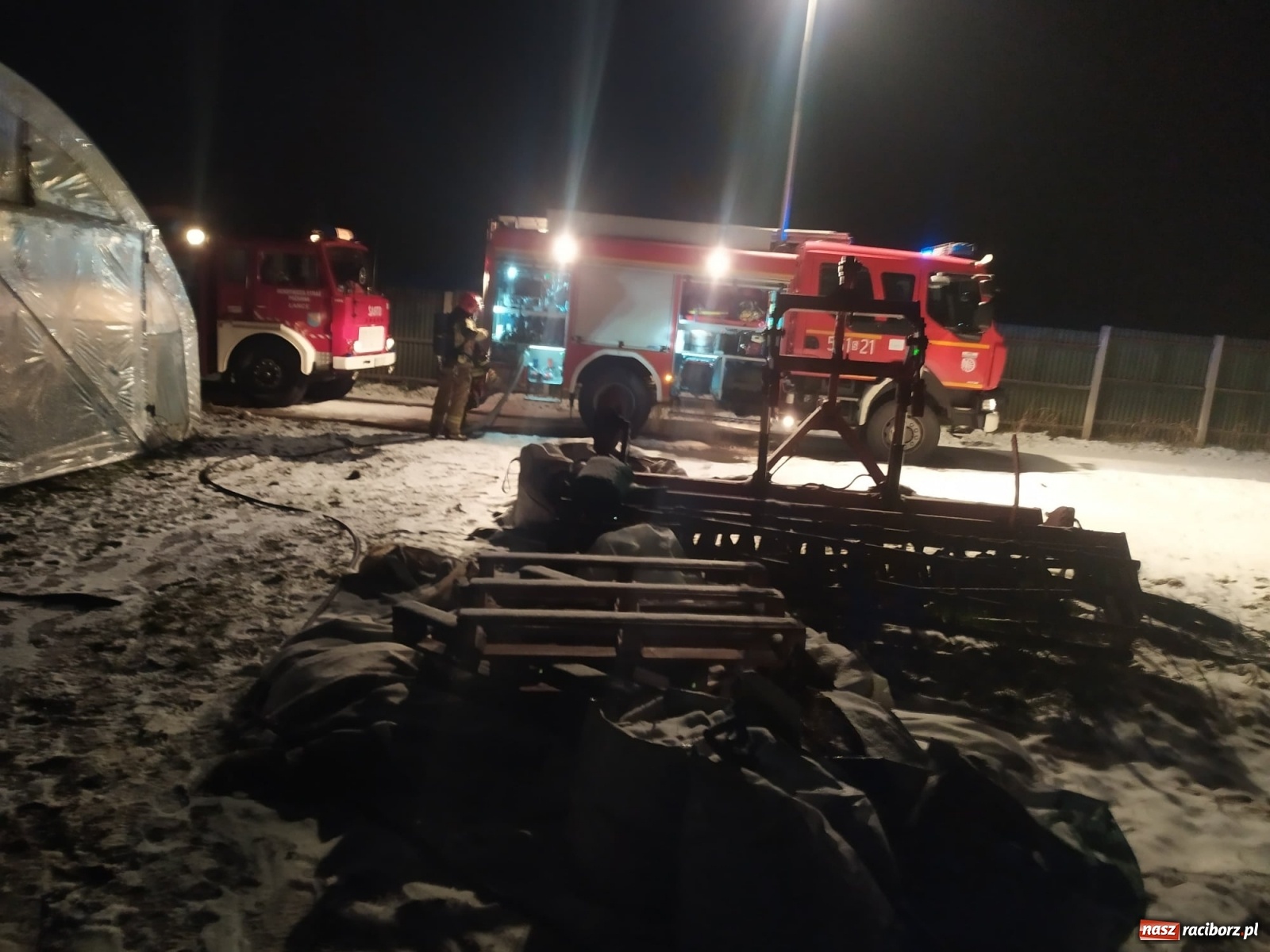 Zdjęcie w galerii na portalu naszraciborz.pl: Kilkadziesiąt tysięcy złotych strat w pożarze tunelu foliowego w Kornowacu wiadomości z regionu