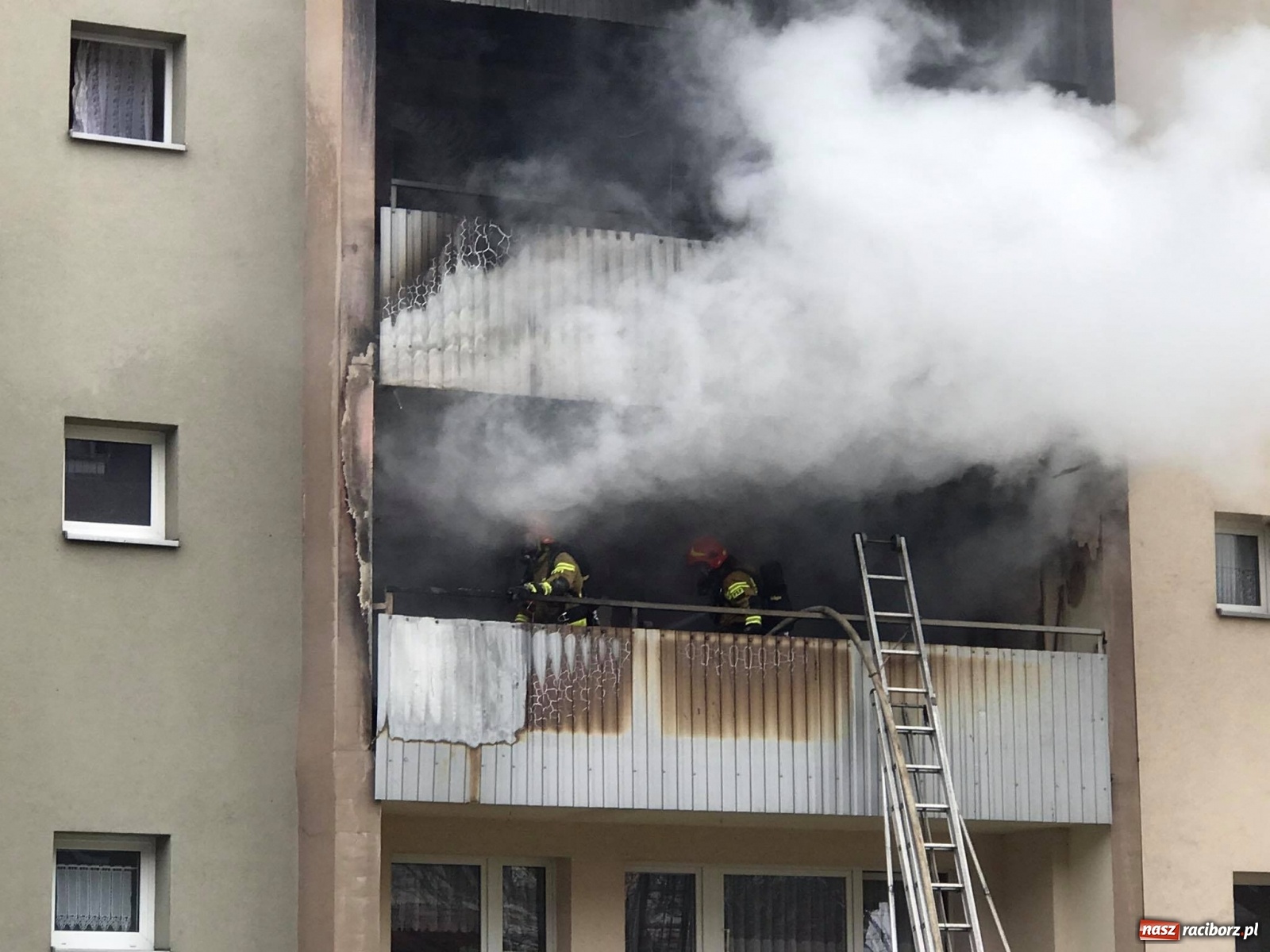 Zdjęcie w galerii na portalu naszraciborz.pl: Pożar mieszkania w bloku przy Słowackiego. Lokator nie żyje [FOTO i WIDEO] wiadomości z regionu