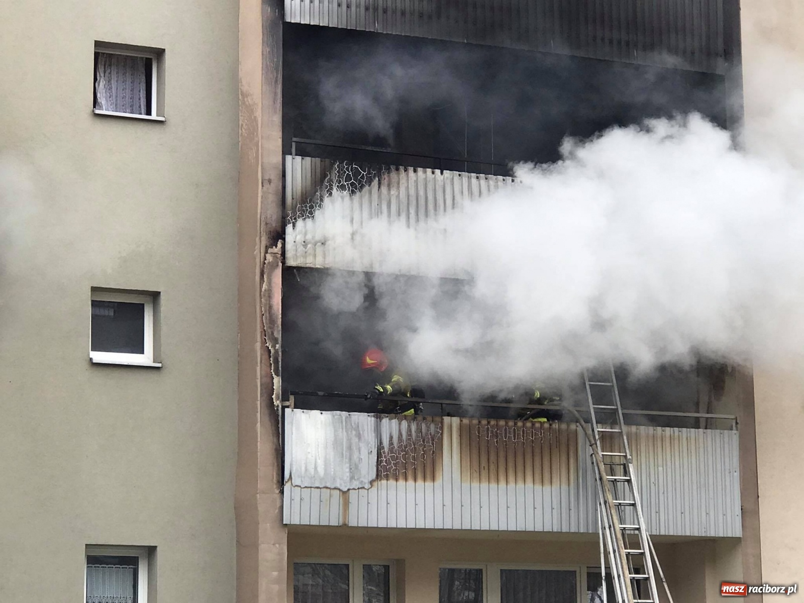 Zdjęcie w galerii na portalu naszraciborz.pl: Pożar mieszkania w bloku przy Słowackiego. Lokator nie żyje [FOTO i WIDEO] wiadomości z regionu