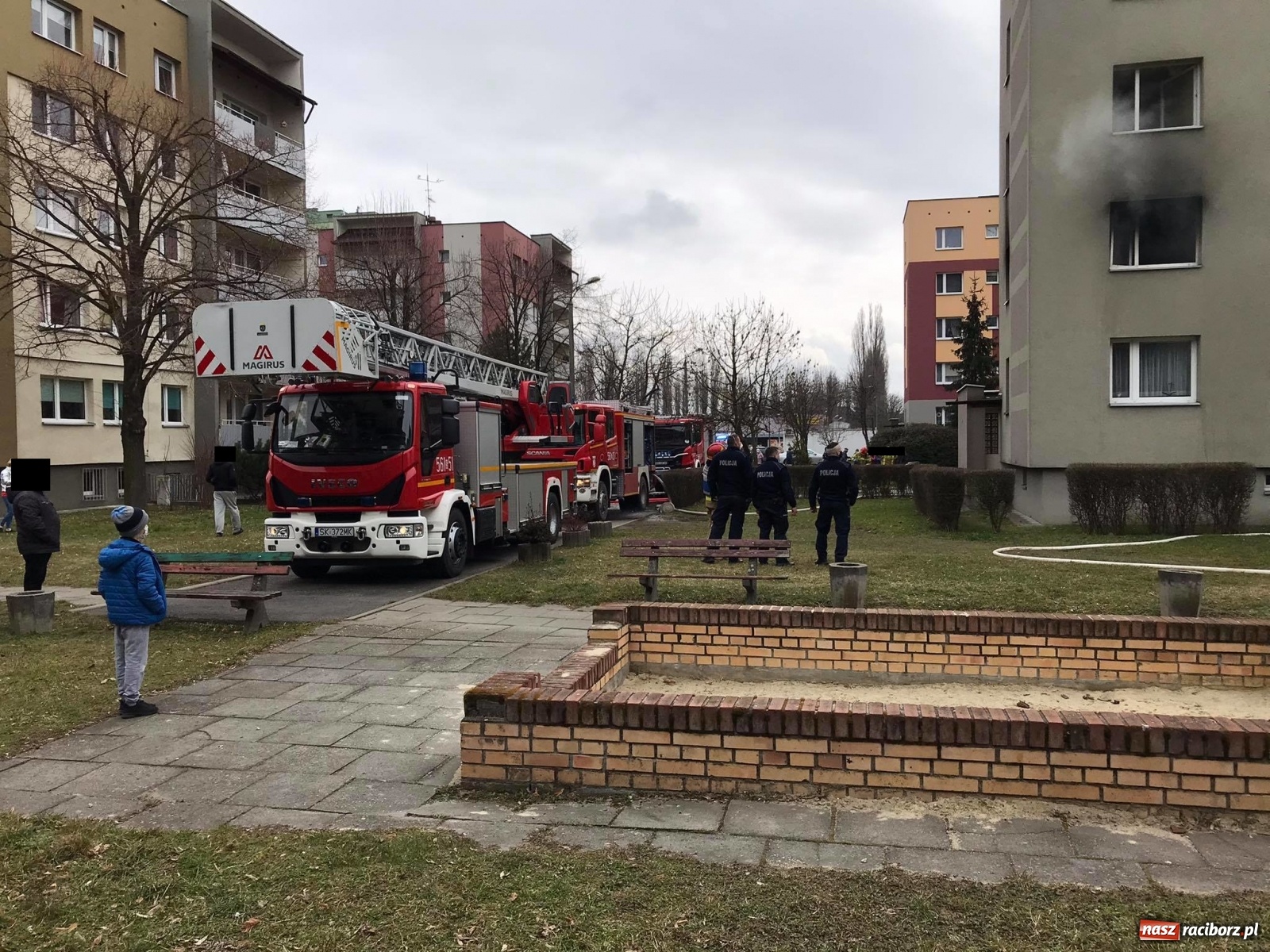 Zdjęcie w galerii na portalu naszraciborz.pl: Pożar mieszkania w bloku przy Słowackiego. Lokator nie żyje [FOTO i WIDEO] wiadomości z regionu
