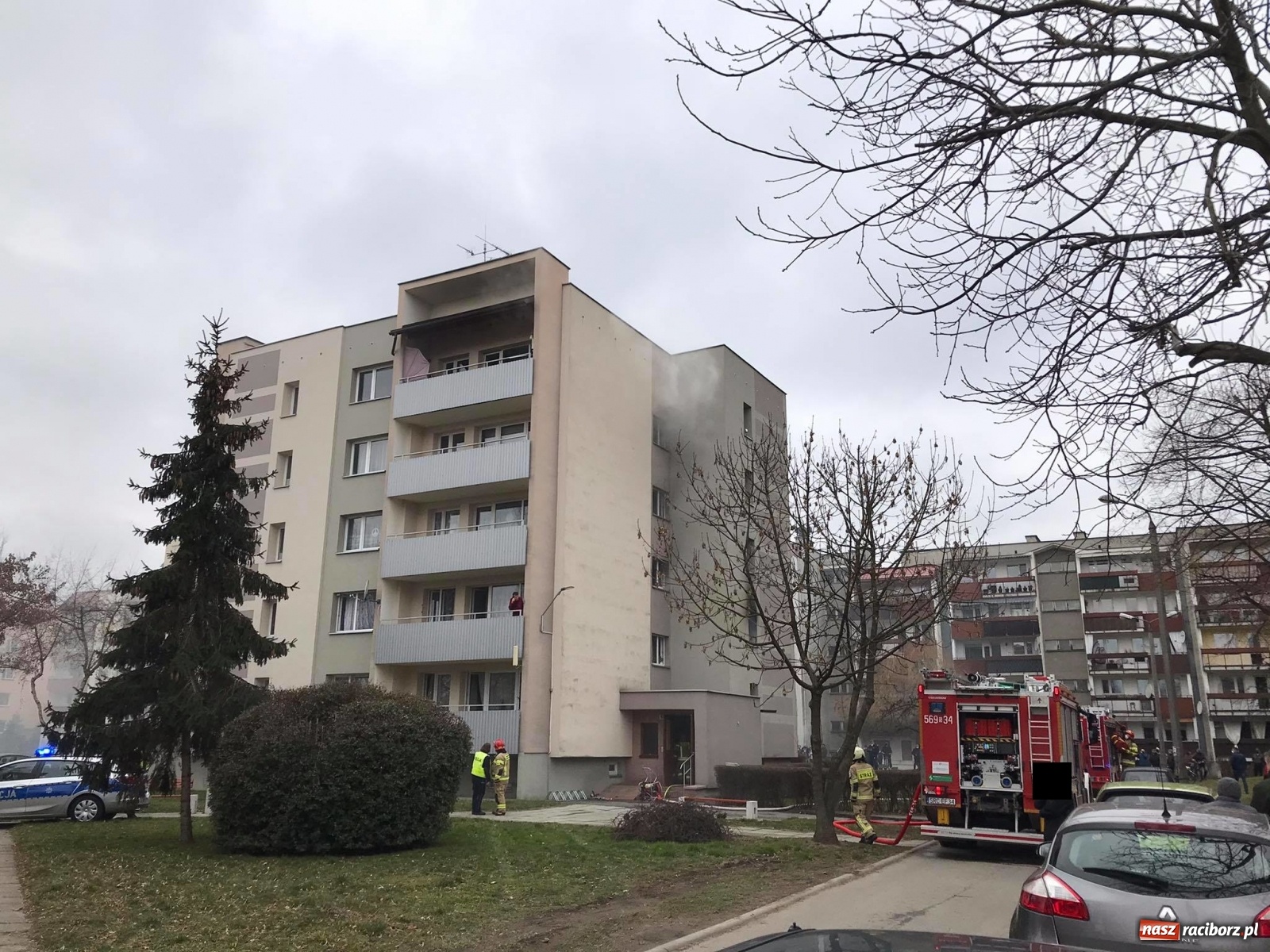 Zdjęcie w galerii na portalu naszraciborz.pl: Pożar mieszkania w bloku przy Słowackiego. Lokator nie żyje [FOTO i WIDEO] wiadomości z regionu