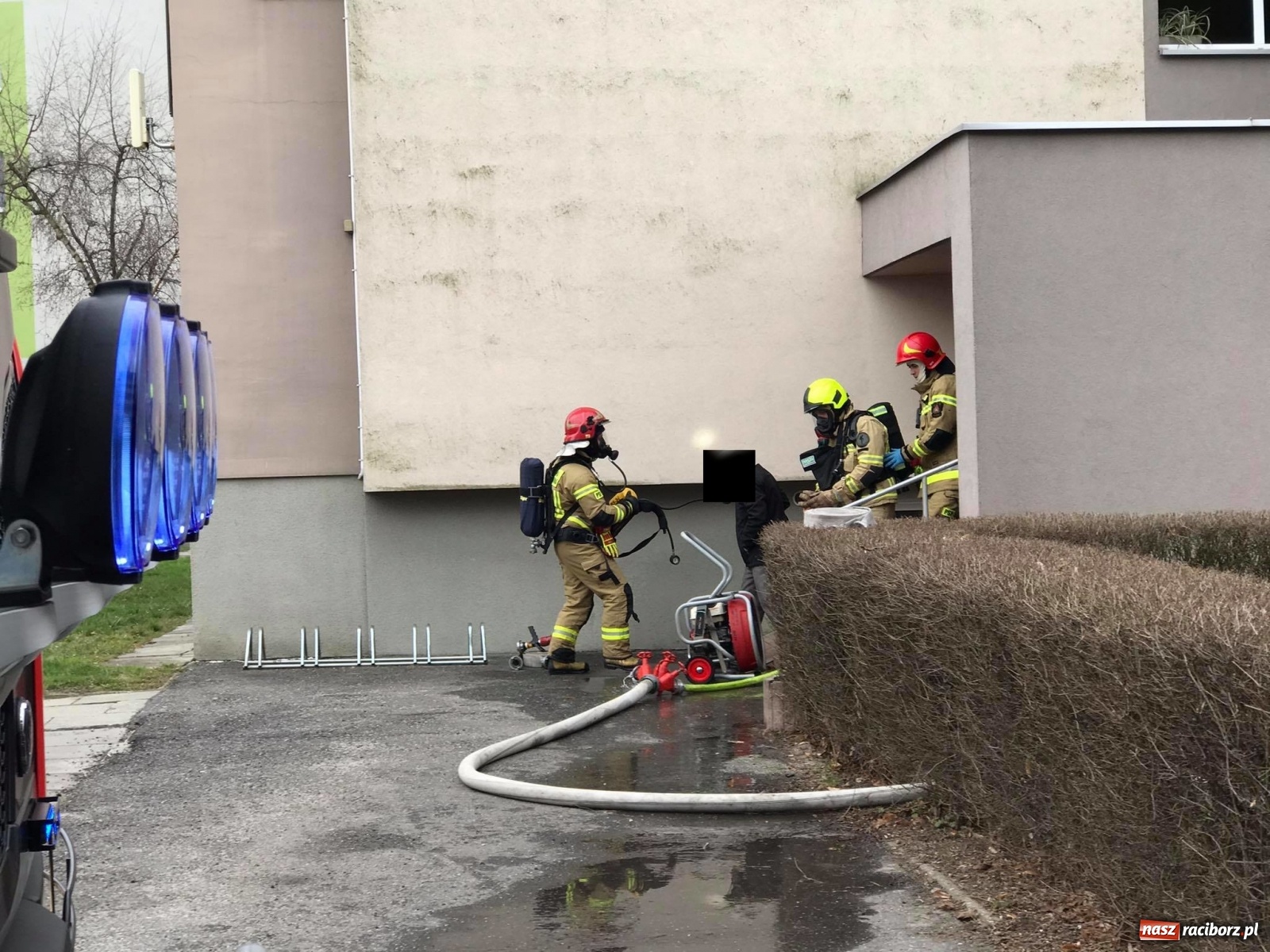 Zdjęcie w galerii na portalu naszraciborz.pl: Pożar mieszkania w bloku przy Słowackiego. Lokator nie żyje [FOTO i WIDEO] wiadomości z regionu