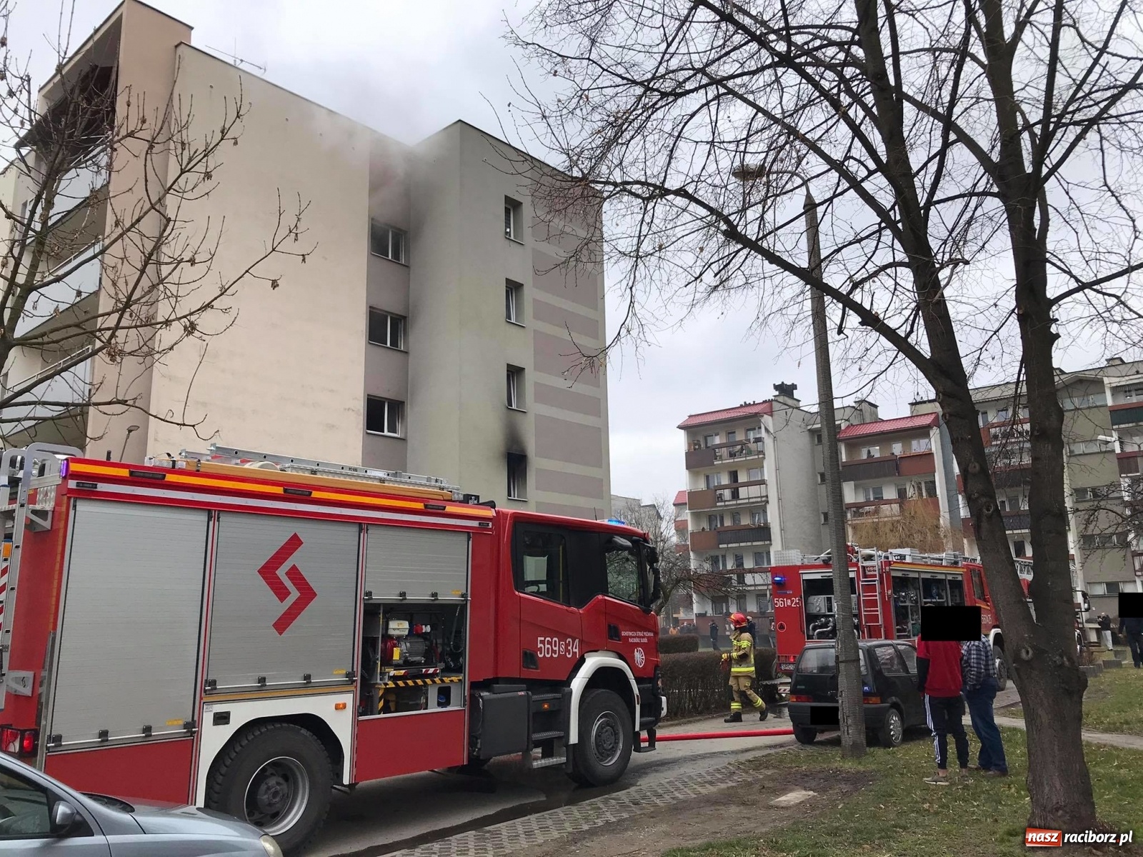 Zdjęcie w galerii na portalu naszraciborz.pl: Pożar mieszkania w bloku przy Słowackiego. Lokator nie żyje [FOTO i WIDEO] wiadomości z regionu