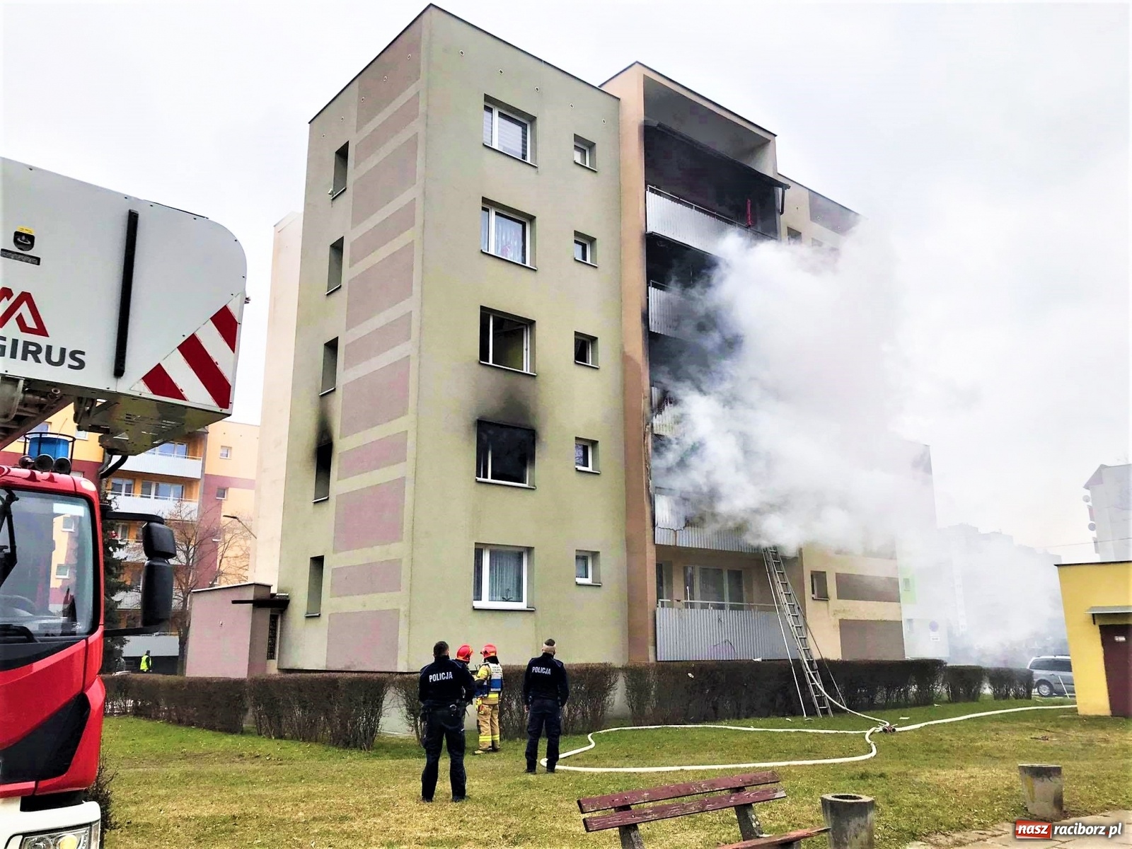 Zdjęcie w galerii na portalu naszraciborz.pl: Pożar mieszkania w bloku przy Słowackiego. Lokator nie żyje [FOTO i WIDEO] wiadomości z regionu