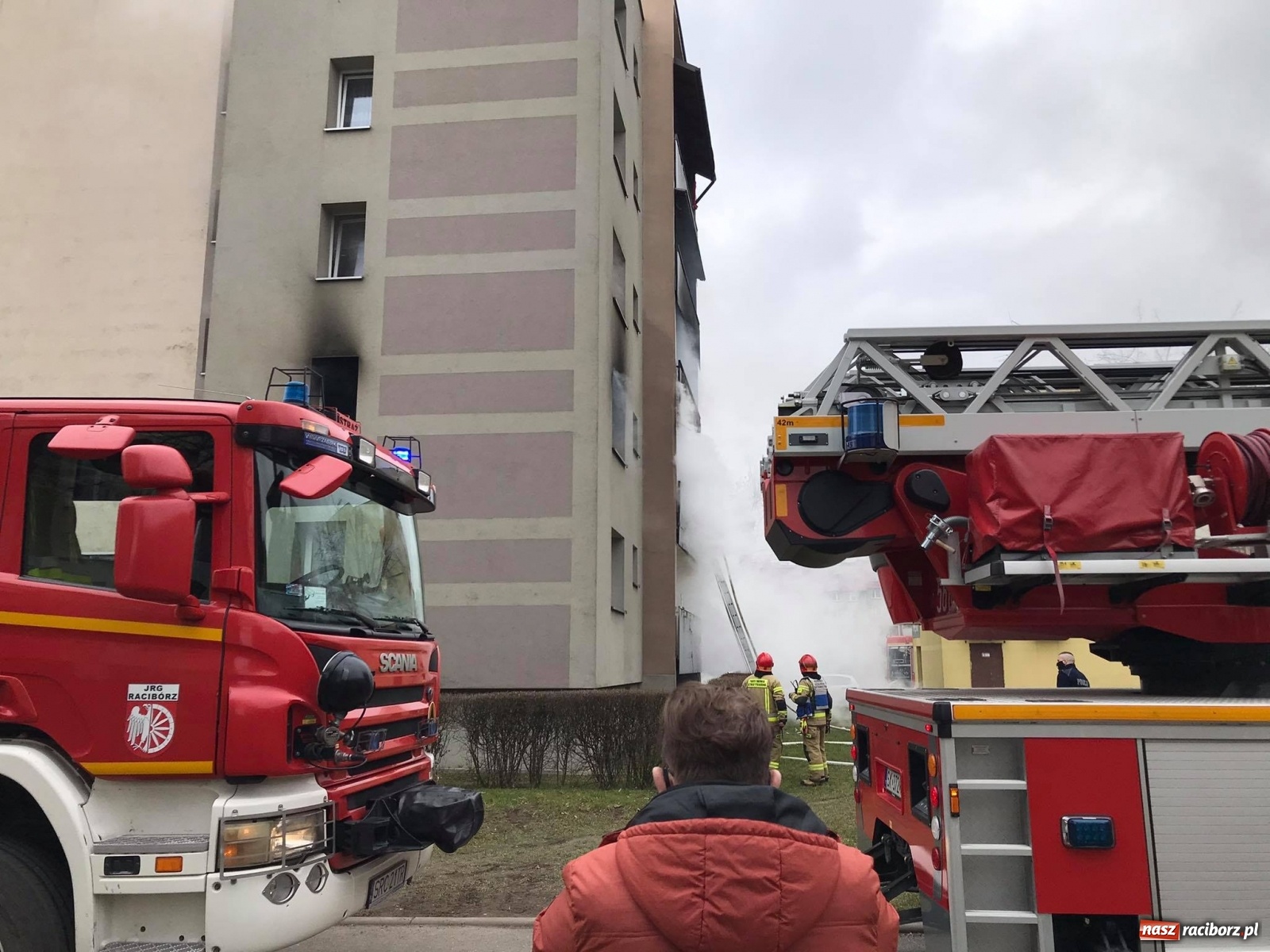 Zdjęcie w galerii na portalu naszraciborz.pl: Pożar mieszkania w bloku przy Słowackiego. Lokator nie żyje [FOTO i WIDEO] wiadomości z regionu