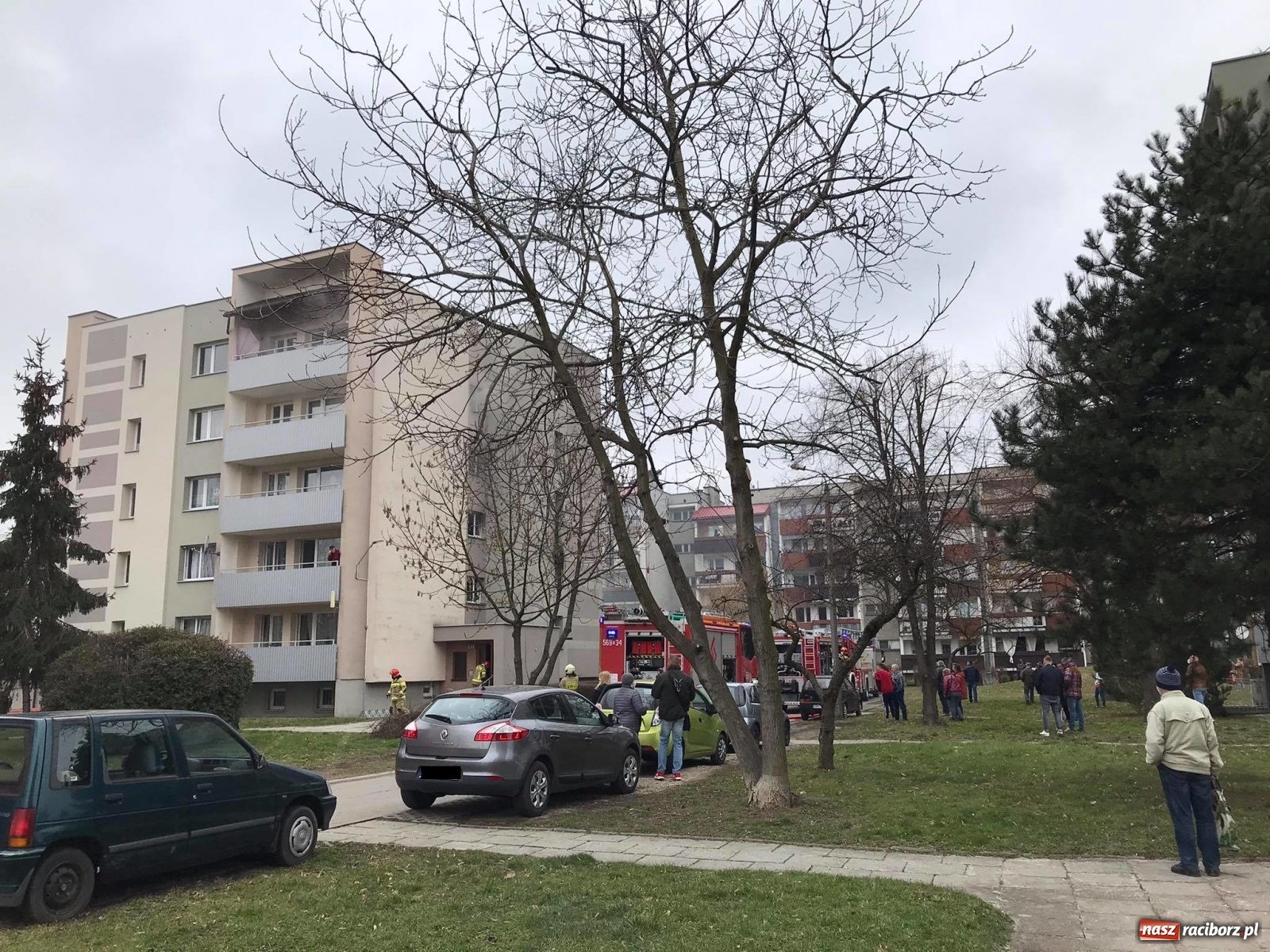 Zdjęcie w galerii na portalu naszraciborz.pl: Pożar mieszkania w bloku przy Słowackiego. Lokator nie żyje [FOTO i WIDEO] wiadomości z regionu