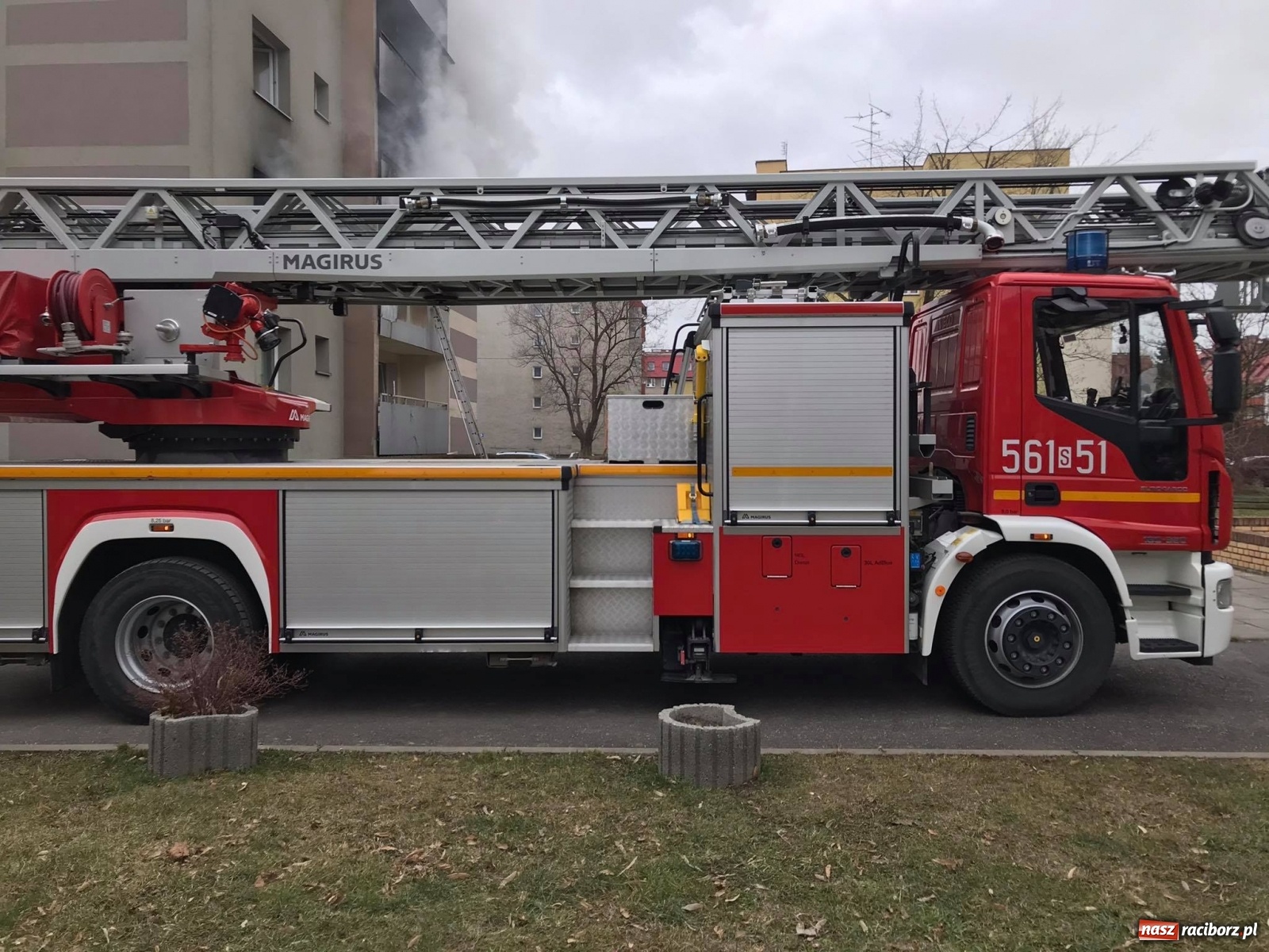 Zdjęcie w galerii na portalu naszraciborz.pl: Pożar mieszkania w bloku przy Słowackiego. Lokator nie żyje [FOTO i WIDEO] wiadomości z regionu