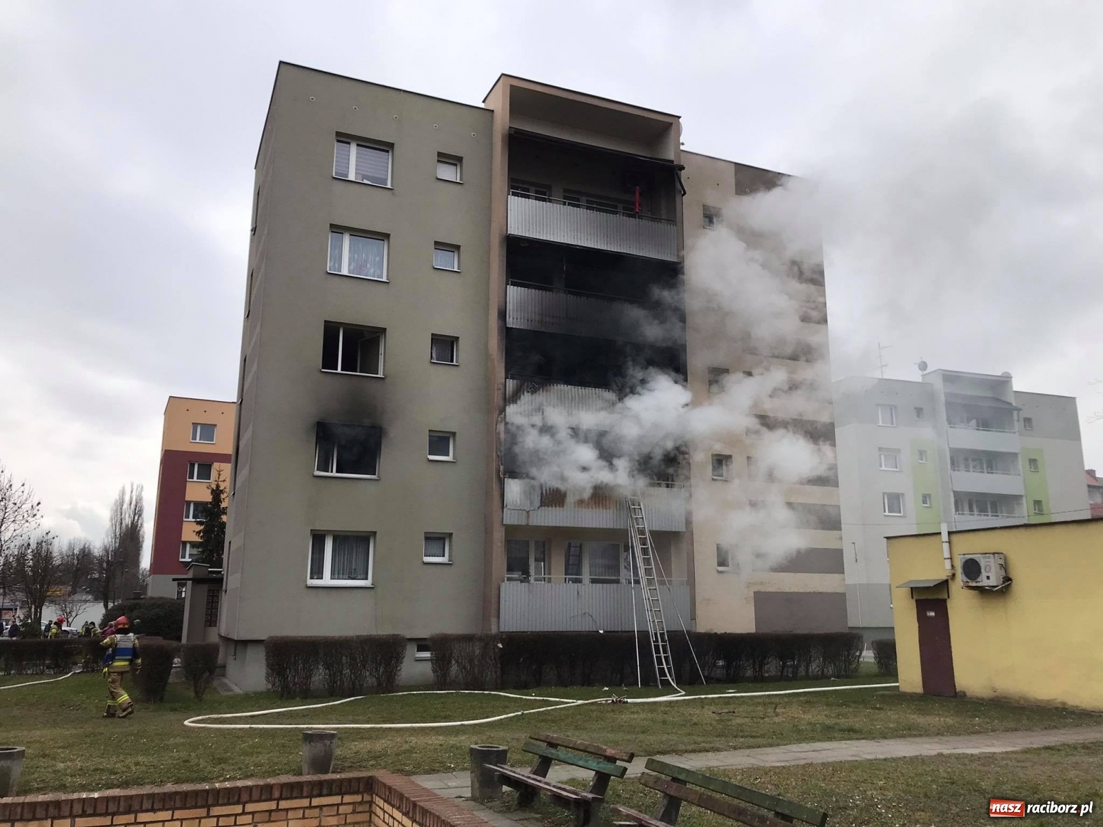 Zdjęcie w galerii na portalu naszraciborz.pl: Pożar mieszkania w bloku przy Słowackiego. Lokator nie żyje [FOTO i WIDEO] wiadomości z regionu