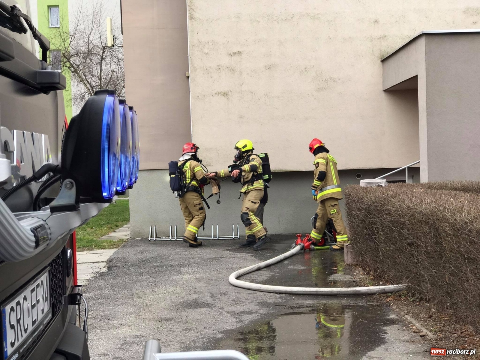 Zdjęcie w galerii na portalu naszraciborz.pl: Pożar mieszkania w bloku przy Słowackiego. Lokator nie żyje [FOTO i WIDEO] wiadomości z regionu