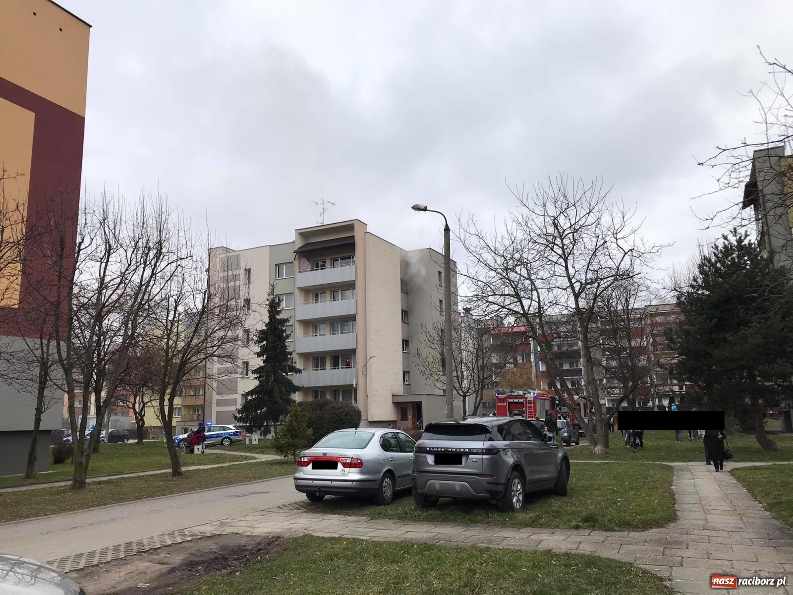 Zdjęcie w galerii na portalu naszraciborz.pl: Pożar mieszkania w bloku przy Słowackiego. Lokator nie żyje [FOTO i WIDEO] wiadomości z regionu
