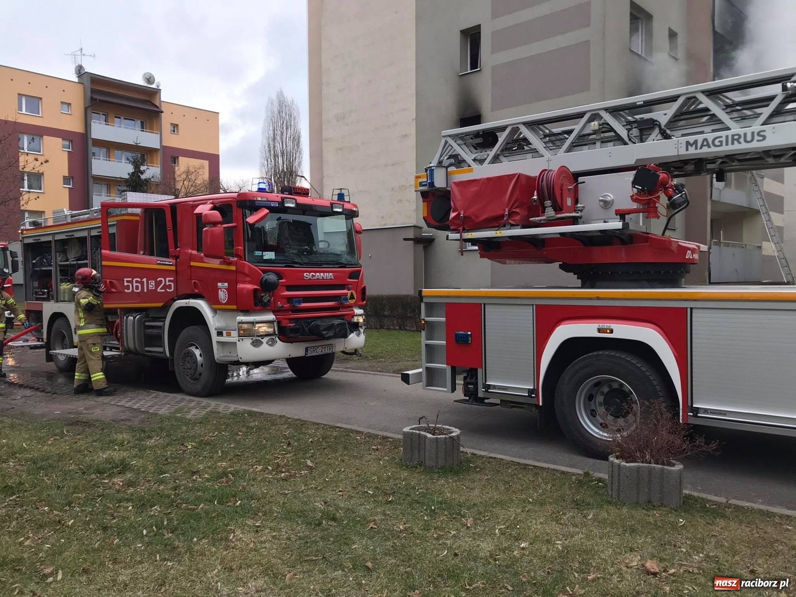 Zdjęcie w galerii na portalu naszraciborz.pl: Pożar mieszkania w bloku przy Słowackiego. Lokator nie żyje [FOTO i WIDEO] wiadomości z regionu