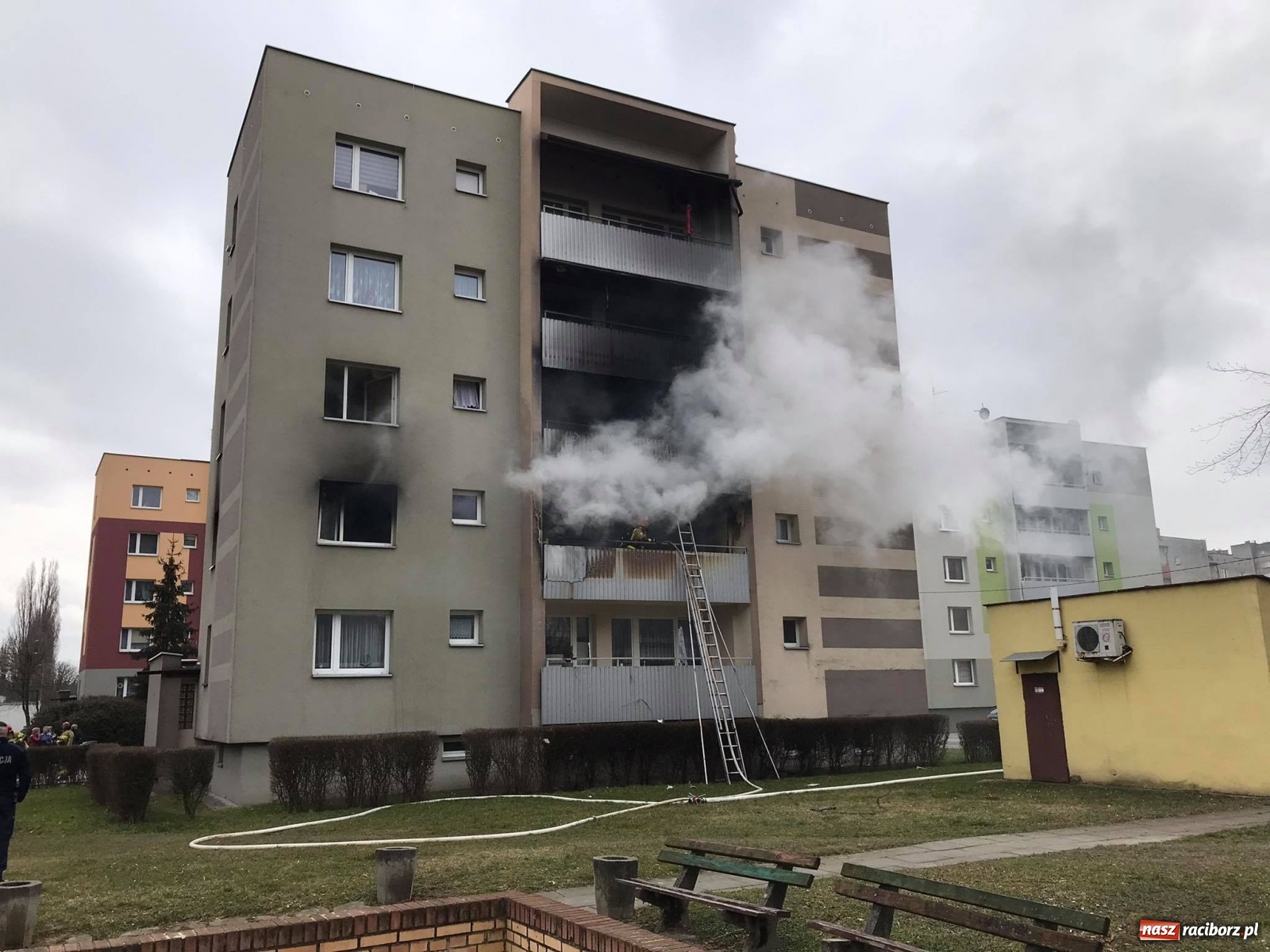 Zdjęcie w galerii na portalu naszraciborz.pl: Pożar mieszkania w bloku przy Słowackiego. Lokator nie żyje [FOTO i WIDEO] wiadomości z regionu