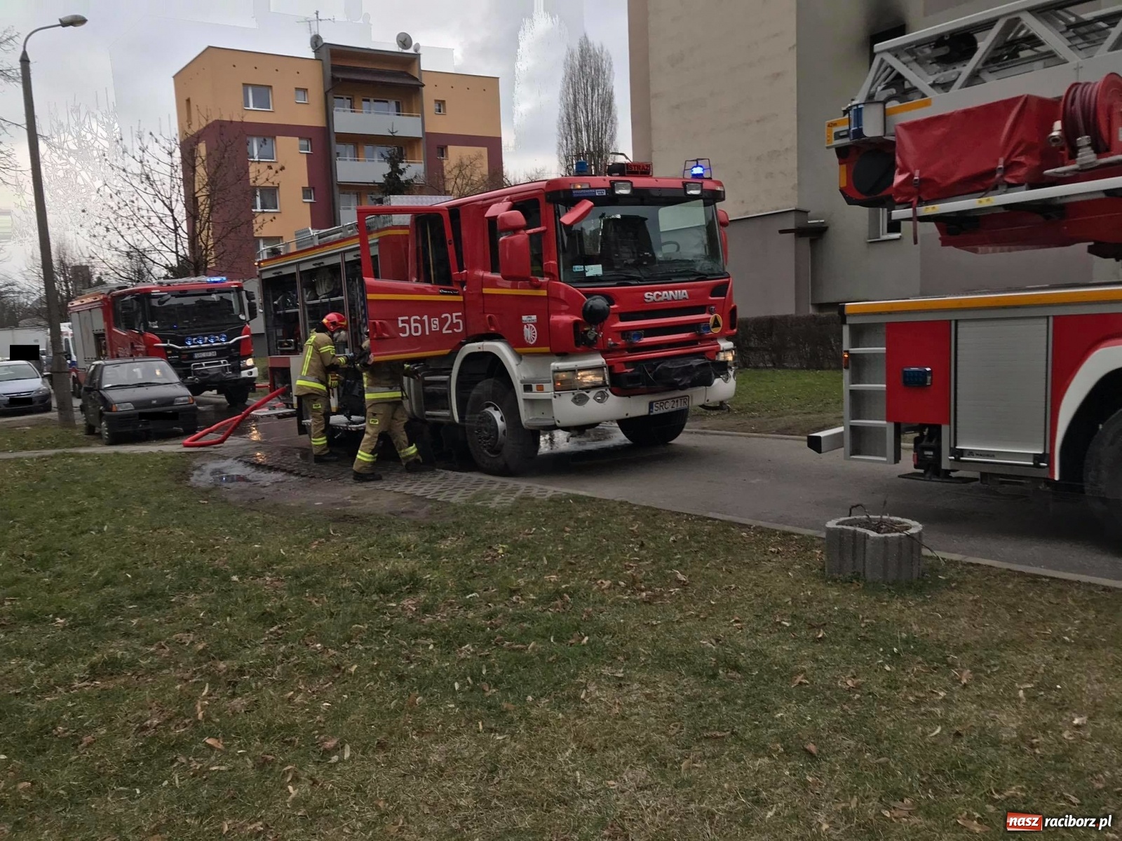 Zdjęcie w galerii na portalu naszraciborz.pl: Pożar mieszkania w bloku przy Słowackiego. Lokator nie żyje [FOTO i WIDEO] wiadomości z regionu