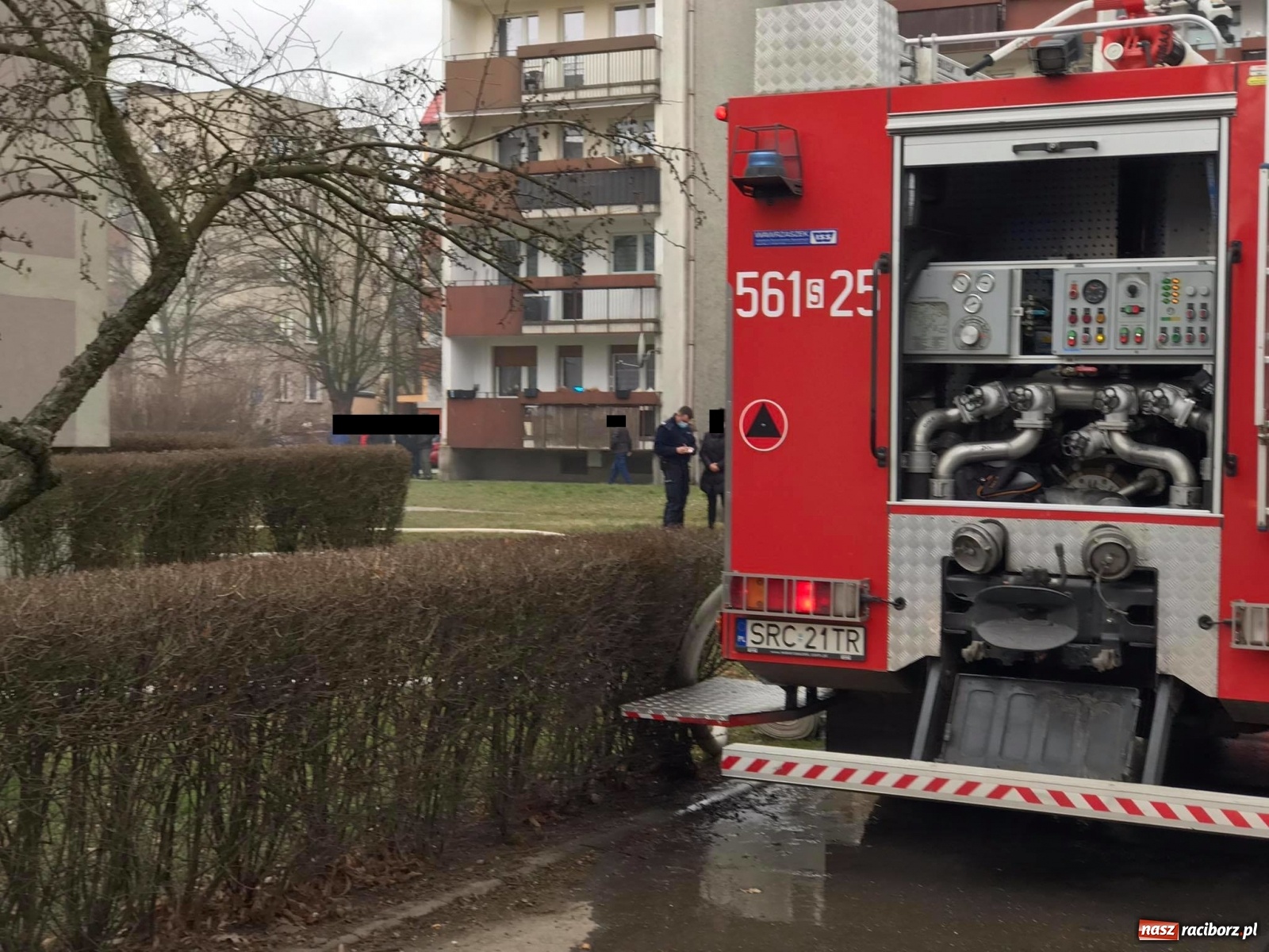 Zdjęcie w galerii na portalu naszraciborz.pl: Pożar mieszkania w bloku przy Słowackiego. Lokator nie żyje [FOTO i WIDEO] wiadomości z regionu