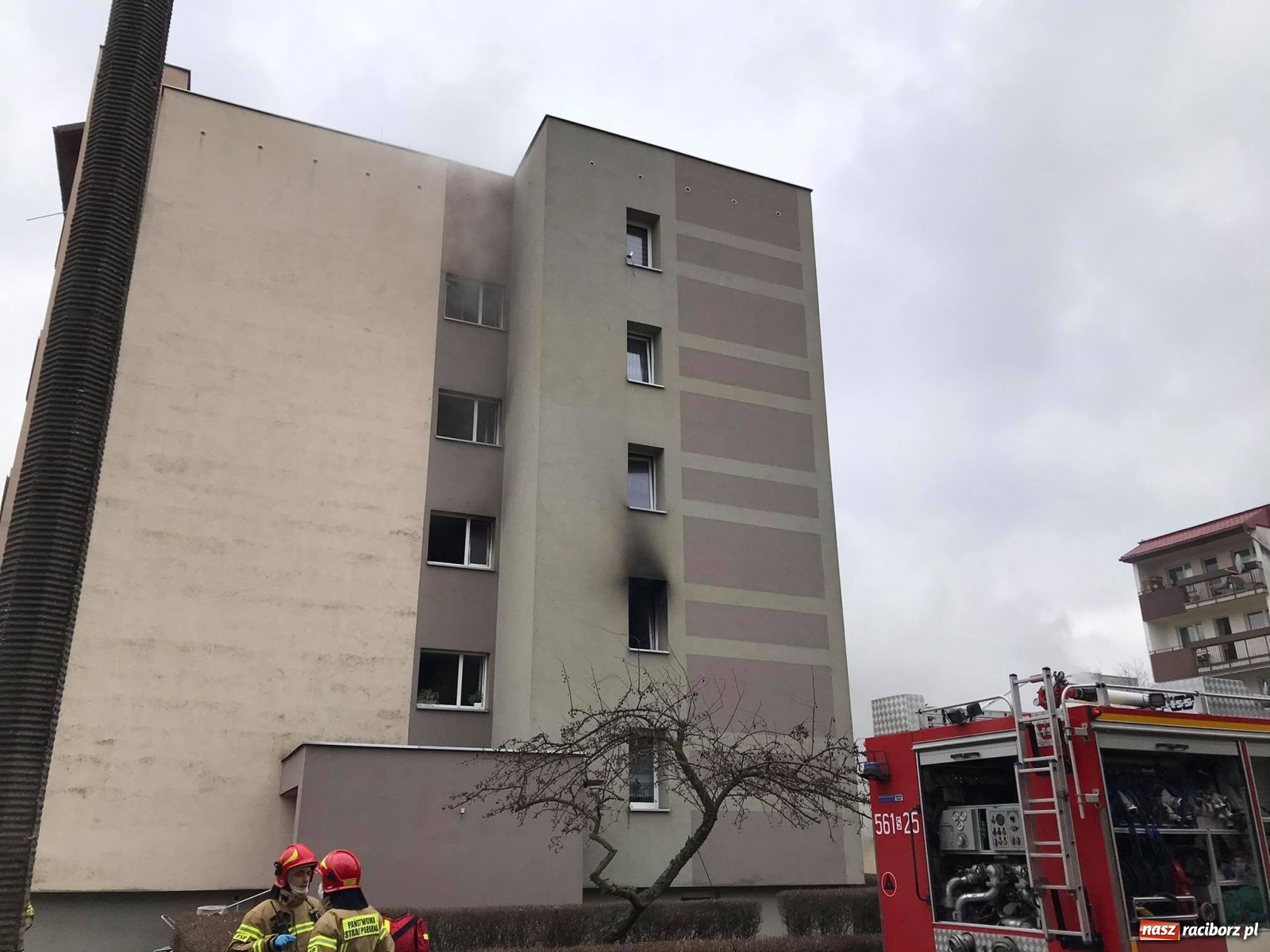Zdjęcie w galerii na portalu naszraciborz.pl: Pożar mieszkania w bloku przy Słowackiego. Lokator nie żyje [FOTO i WIDEO] wiadomości z regionu