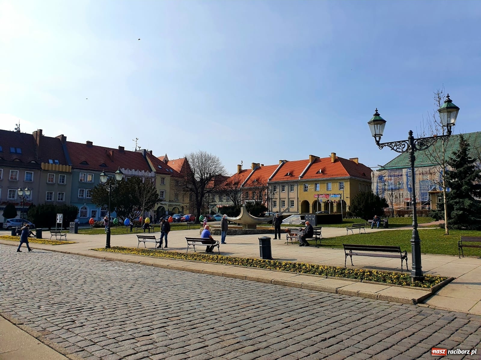Zdjęcie w galerii na portalu naszraciborz.pl: Malinowe zające, wielkie jajo i żółte ptaszki. Miasta gotowe na Wielkanoc wiadomości z regionu