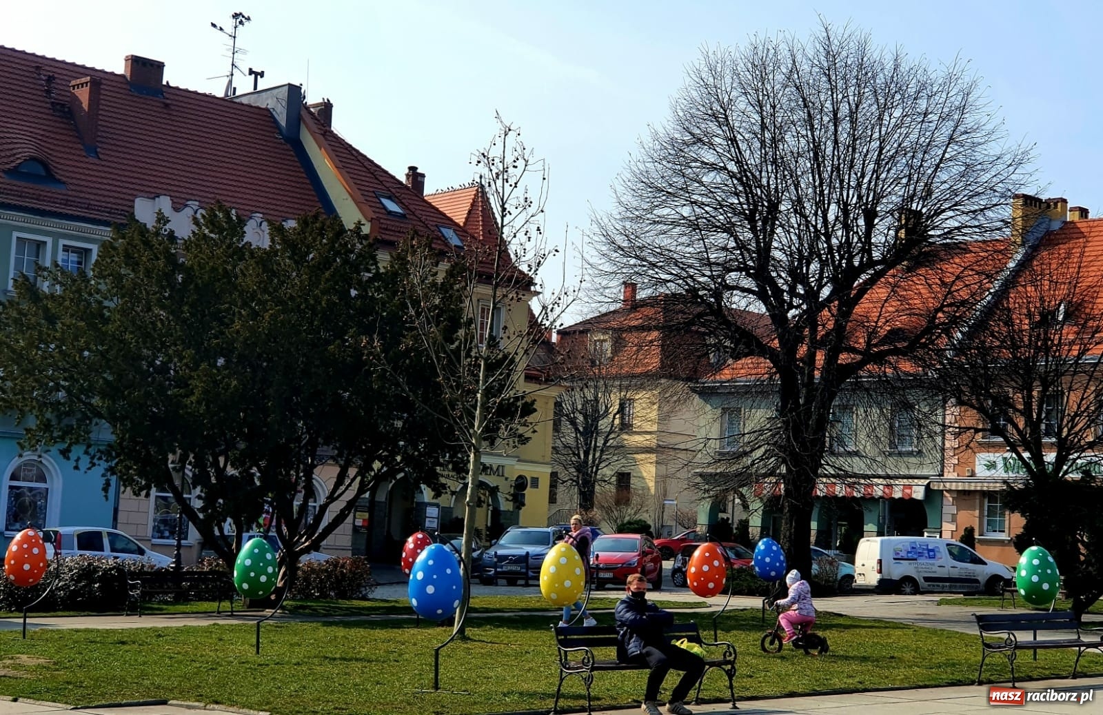 Zdjęcie w galerii na portalu naszraciborz.pl: Malinowe zające, wielkie jajo i żółte ptaszki. Miasta gotowe na Wielkanoc wiadomości z regionu