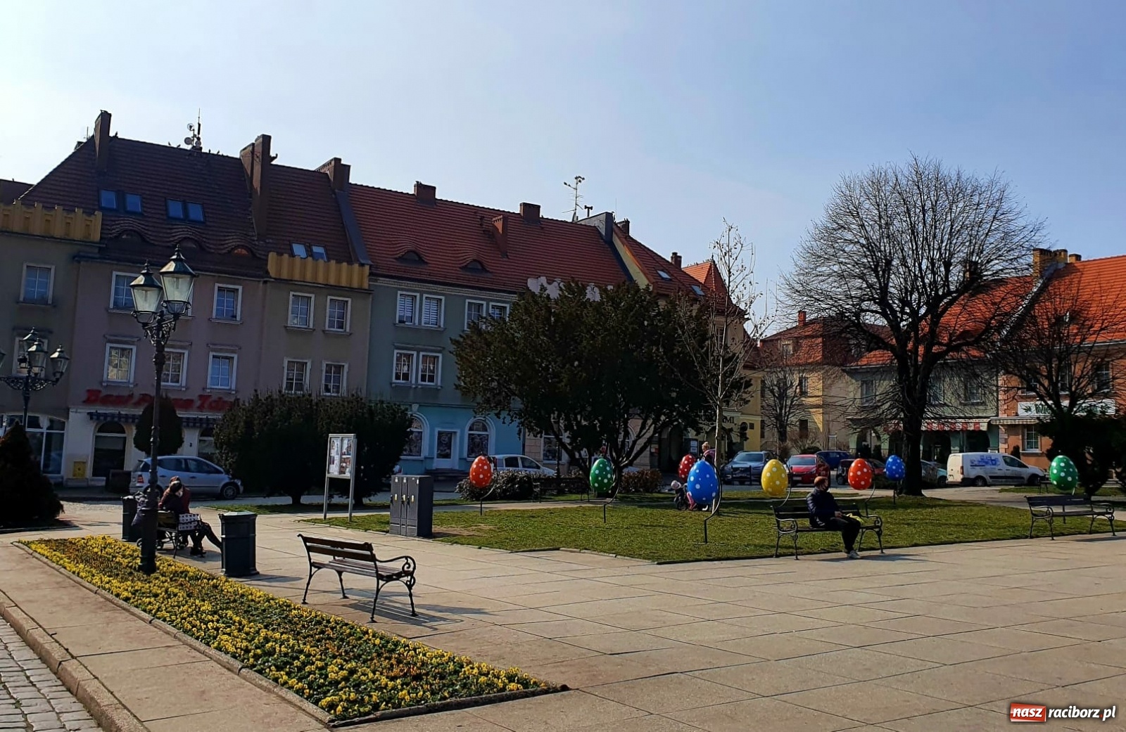 Zdjęcie w galerii na portalu naszraciborz.pl: Malinowe zające, wielkie jajo i żółte ptaszki. Miasta gotowe na Wielkanoc wiadomości z regionu