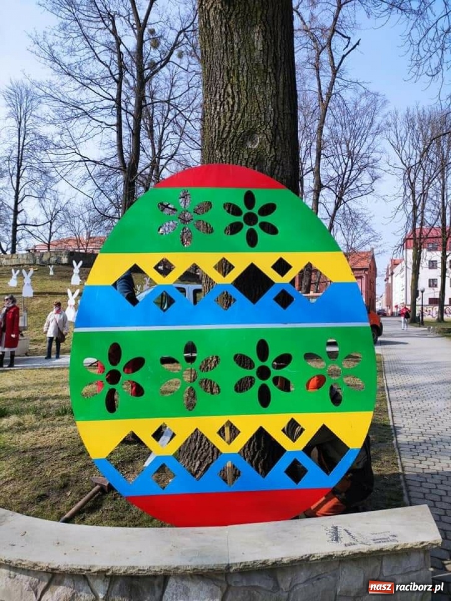 Zdjęcie w galerii na portalu naszraciborz.pl: Malinowe zające, wielkie jajo i żółte ptaszki. Miasta gotowe na Wielkanoc wiadomości z regionu