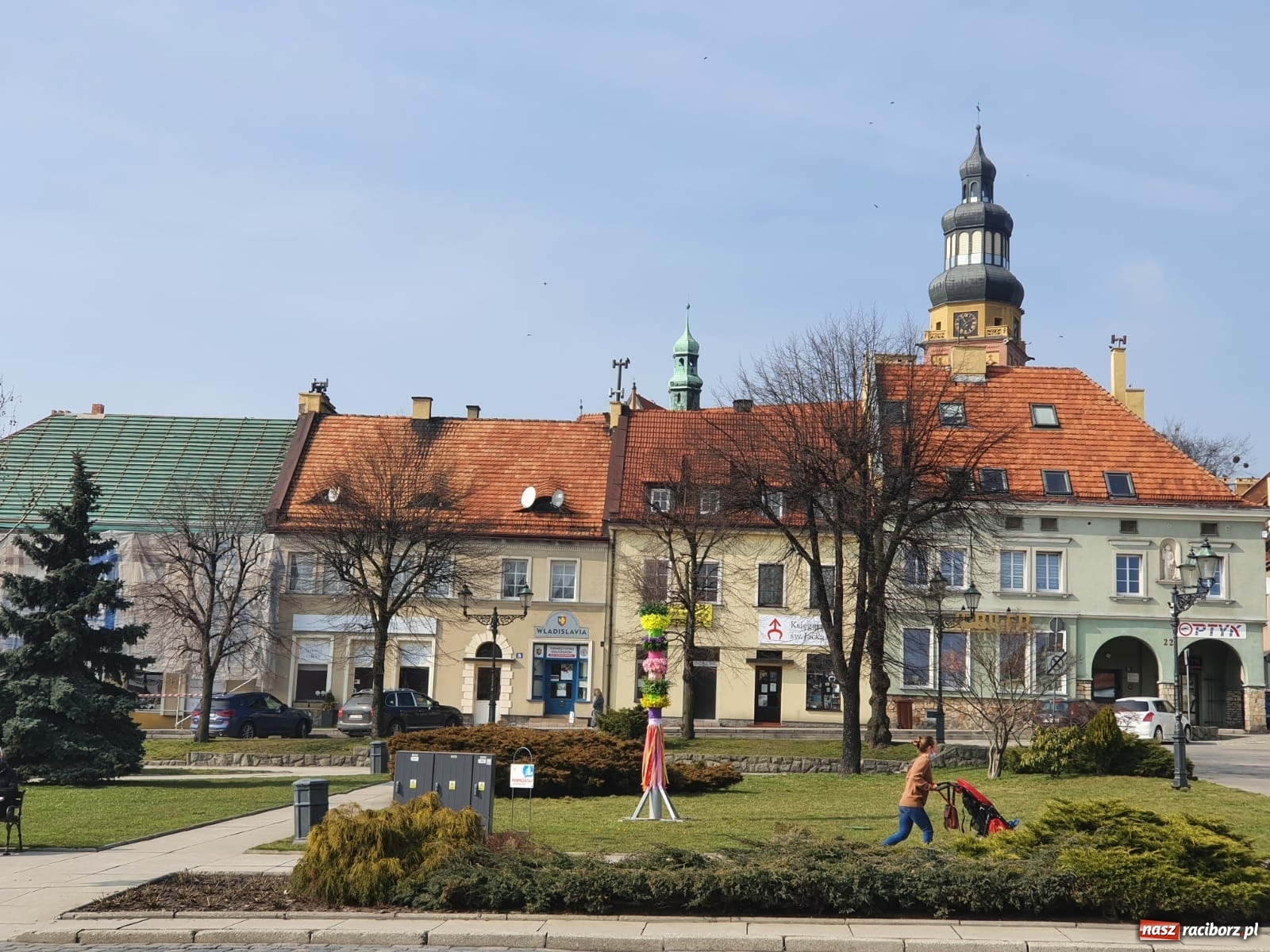 Zdjęcie w galerii na portalu naszraciborz.pl: Malinowe zające, wielkie jajo i żółte ptaszki. Miasta gotowe na Wielkanoc wiadomości z regionu