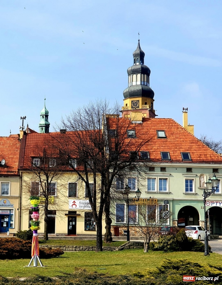 Zdjęcie w galerii na portalu naszraciborz.pl: Malinowe zające, wielkie jajo i żółte ptaszki. Miasta gotowe na Wielkanoc wiadomości z regionu
