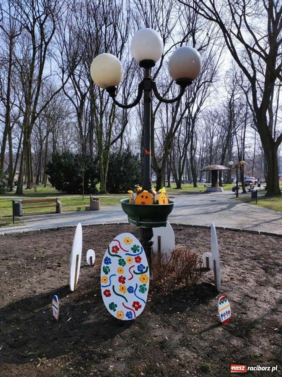 Zdjęcie w galerii na portalu naszraciborz.pl: Malinowe zające, wielkie jajo i żółte ptaszki. Miasta gotowe na Wielkanoc wiadomości z regionu