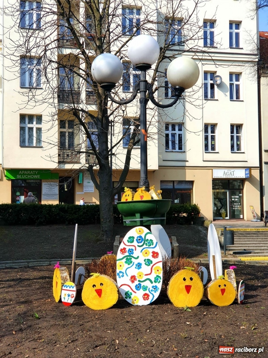 Zdjęcie w galerii na portalu naszraciborz.pl: Malinowe zające, wielkie jajo i żółte ptaszki. Miasta gotowe na Wielkanoc wiadomości z regionu