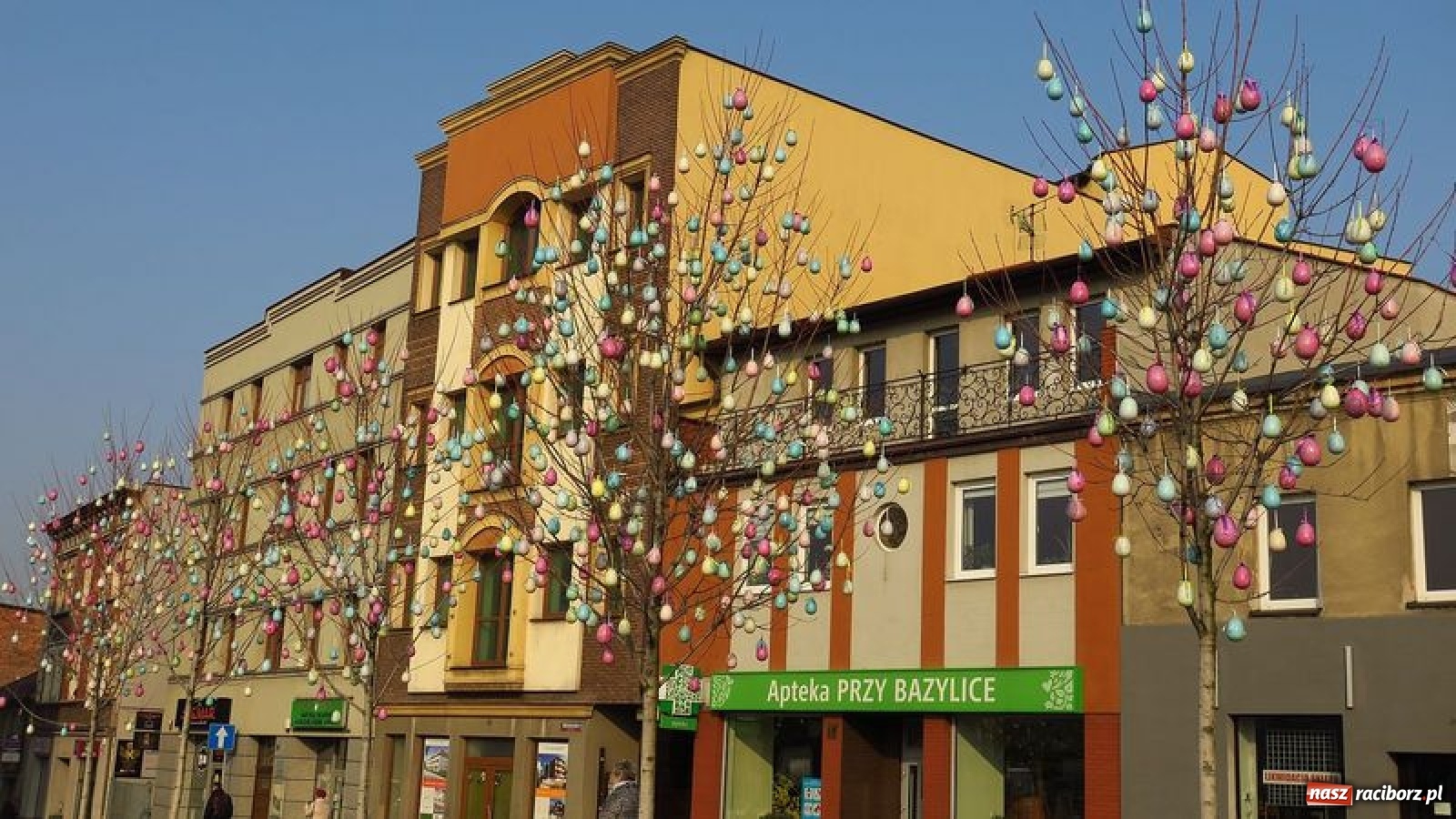 Zdjęcie w galerii na portalu naszraciborz.pl: Malinowe zające, wielkie jajo i żółte ptaszki. Miasta gotowe na Wielkanoc wiadomości z regionu