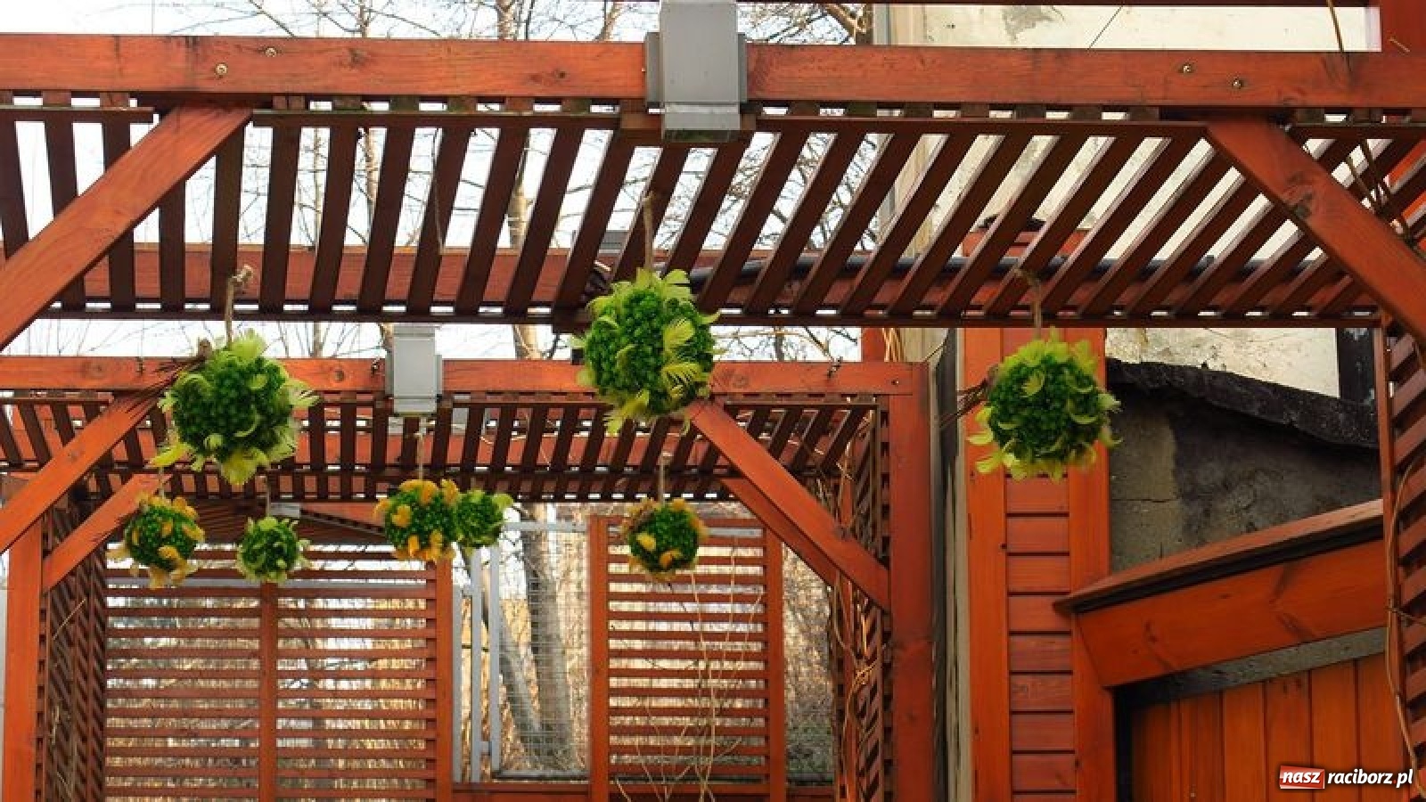 Zdjęcie w galerii na portalu naszraciborz.pl: Malinowe zające, wielkie jajo i żółte ptaszki. Miasta gotowe na Wielkanoc wiadomości z regionu