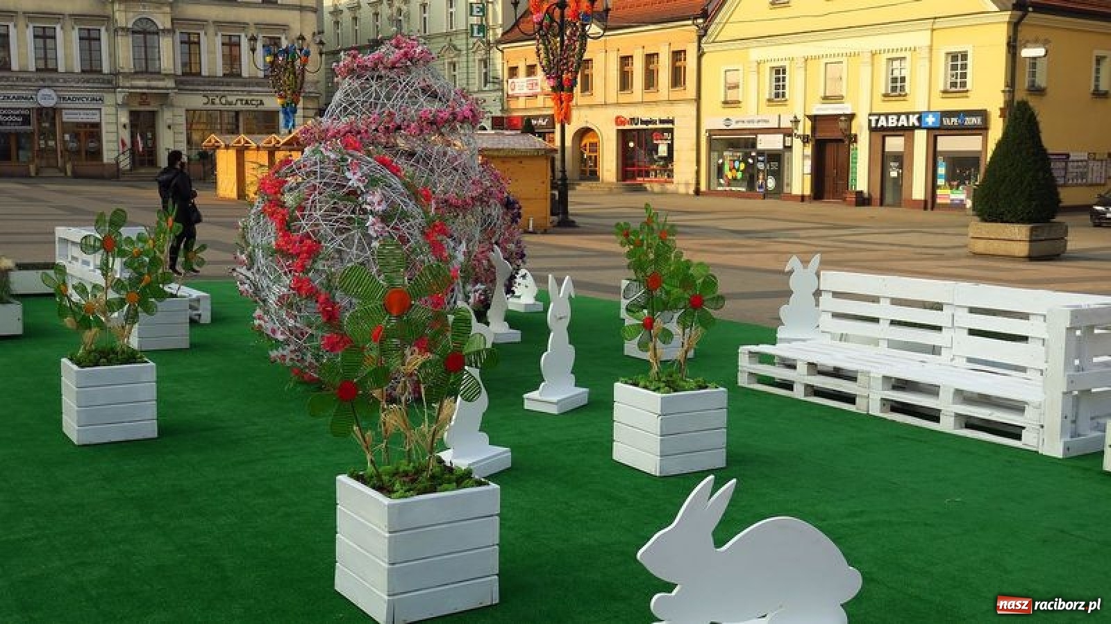 Zdjęcie w galerii na portalu naszraciborz.pl: Malinowe zające, wielkie jajo i żółte ptaszki. Miasta gotowe na Wielkanoc wiadomości z regionu