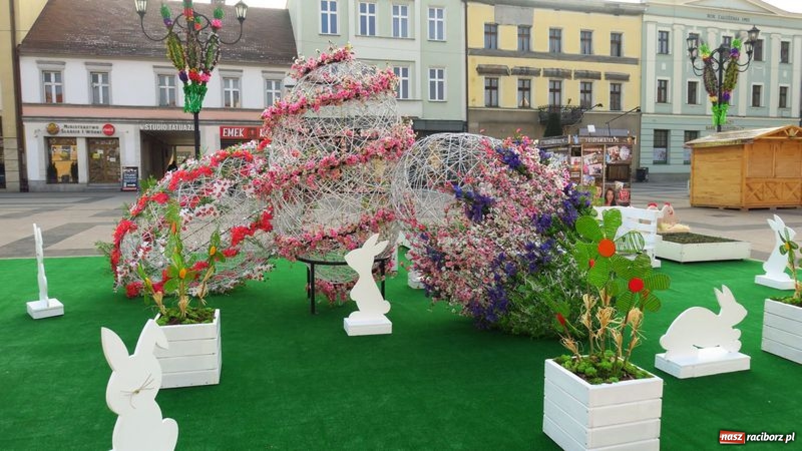 Zdjęcie w galerii na portalu naszraciborz.pl: Malinowe zające, wielkie jajo i żółte ptaszki. Miasta gotowe na Wielkanoc wiadomości z regionu