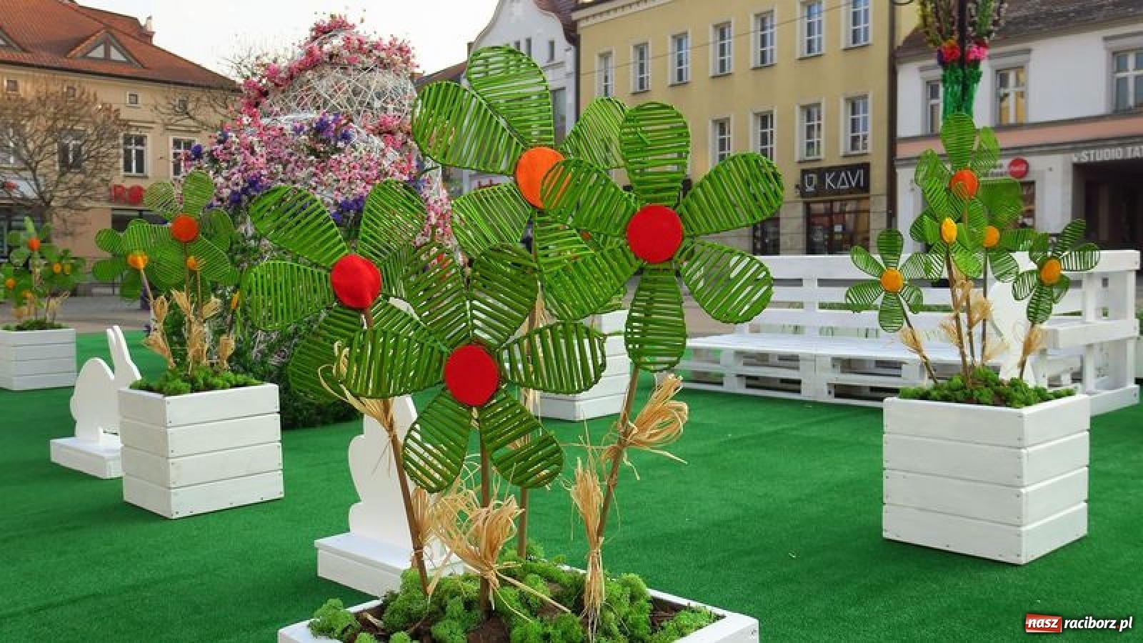 Zdjęcie w galerii na portalu naszraciborz.pl: Malinowe zające, wielkie jajo i żółte ptaszki. Miasta gotowe na Wielkanoc wiadomości z regionu