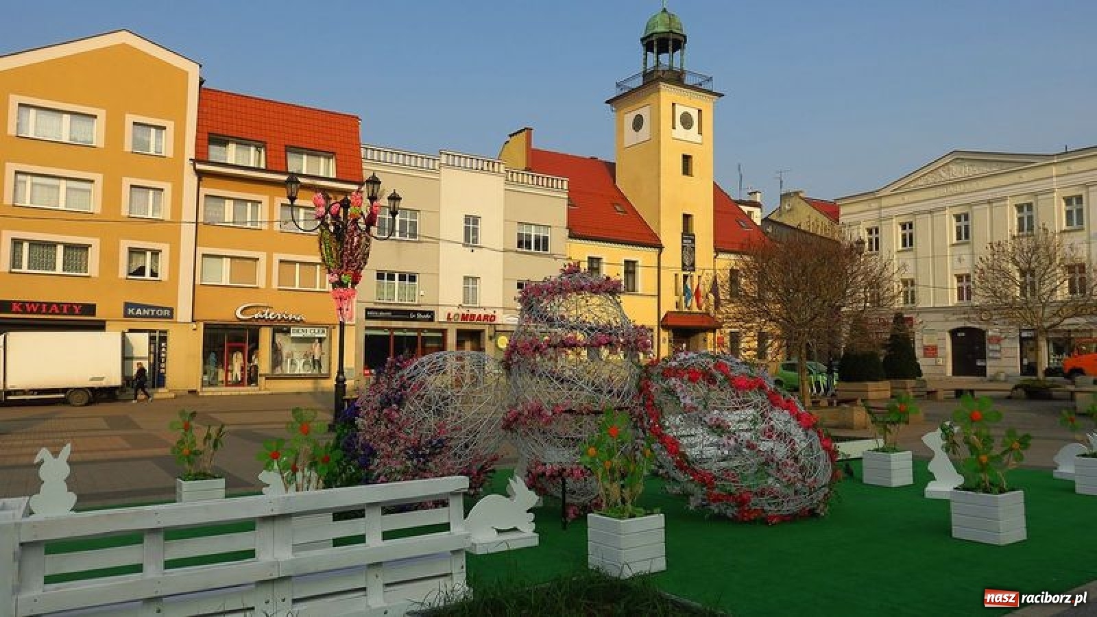 Zdjęcie w galerii na portalu naszraciborz.pl: Malinowe zające, wielkie jajo i żółte ptaszki. Miasta gotowe na Wielkanoc wiadomości z regionu