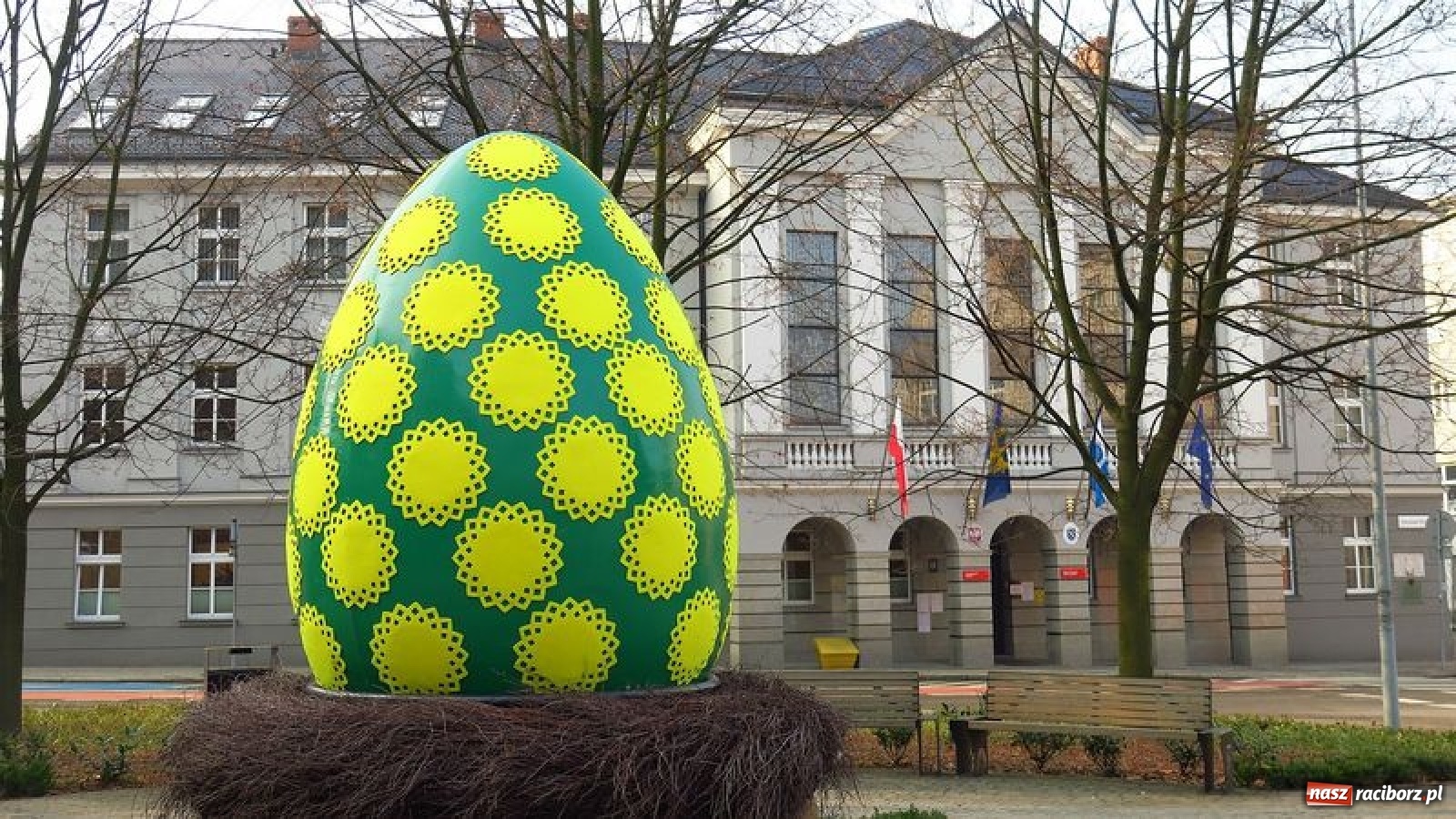 Zdjęcie w galerii na portalu naszraciborz.pl: Malinowe zające, wielkie jajo i żółte ptaszki. Miasta gotowe na Wielkanoc wiadomości z regionu