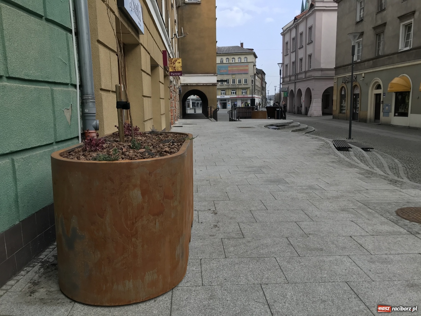 Zdjęcie w galerii na portalu naszraciborz.pl: Malinowe zające, wielkie jajo i żółte ptaszki. Miasta gotowe na Wielkanoc wiadomości z regionu