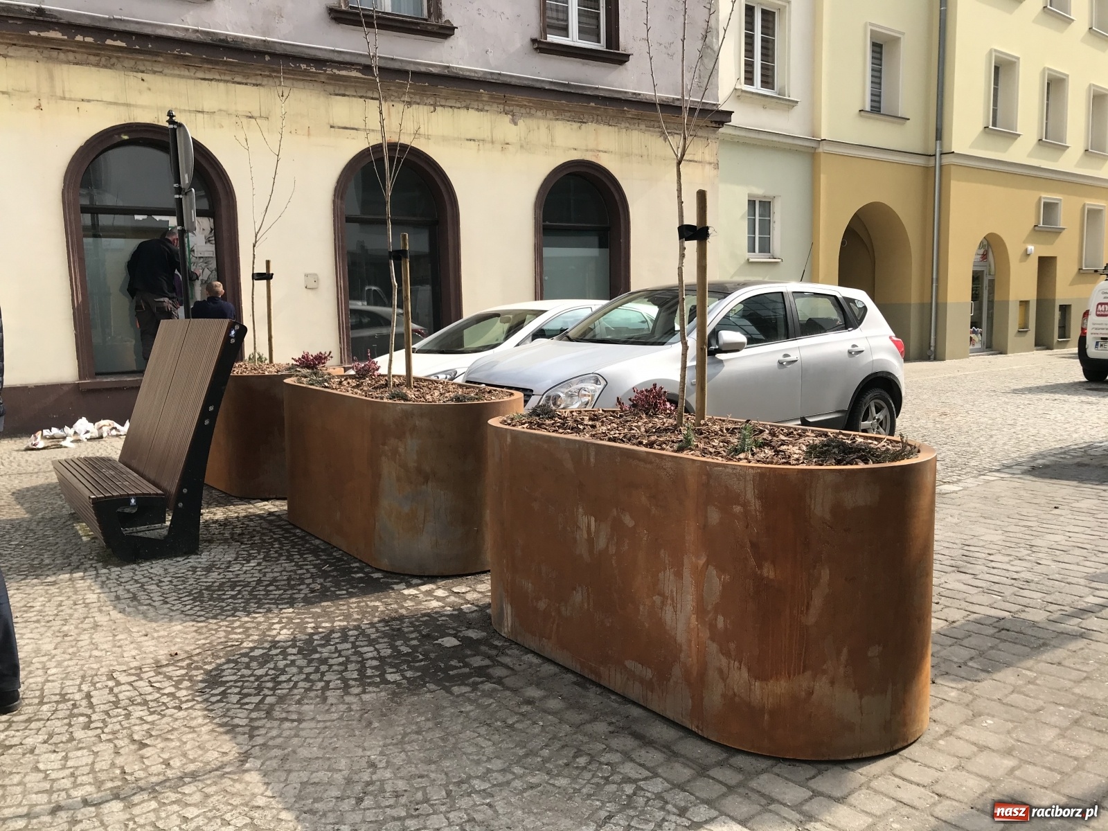 Zdjęcie w galerii na portalu naszraciborz.pl: Malinowe zające, wielkie jajo i żółte ptaszki. Miasta gotowe na Wielkanoc wiadomości z regionu