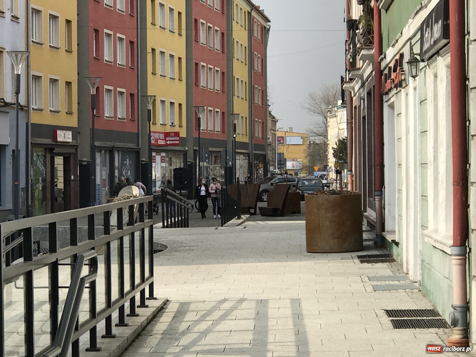 Zdjęcie w galerii na portalu naszraciborz.pl: Malinowe zające, wielkie jajo i żółte ptaszki. Miasta gotowe na Wielkanoc wiadomości z regionu