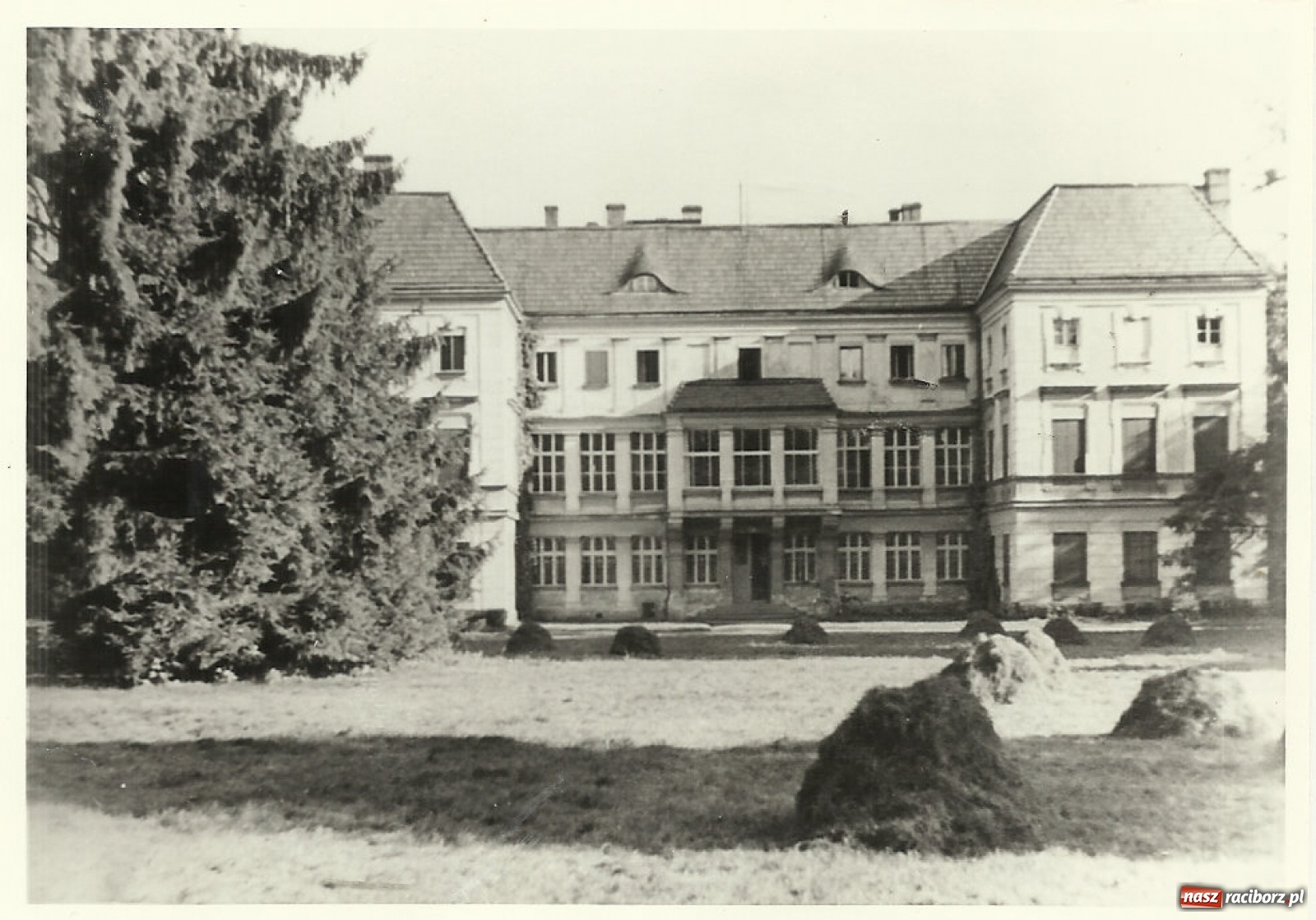 Zdjęcie w galerii na portalu naszraciborz.pl: Usuwanie burżuazyjnych reliktów, czyli jak pałac w Wojnowicach na szpital zamieniano wiadomości z regionu