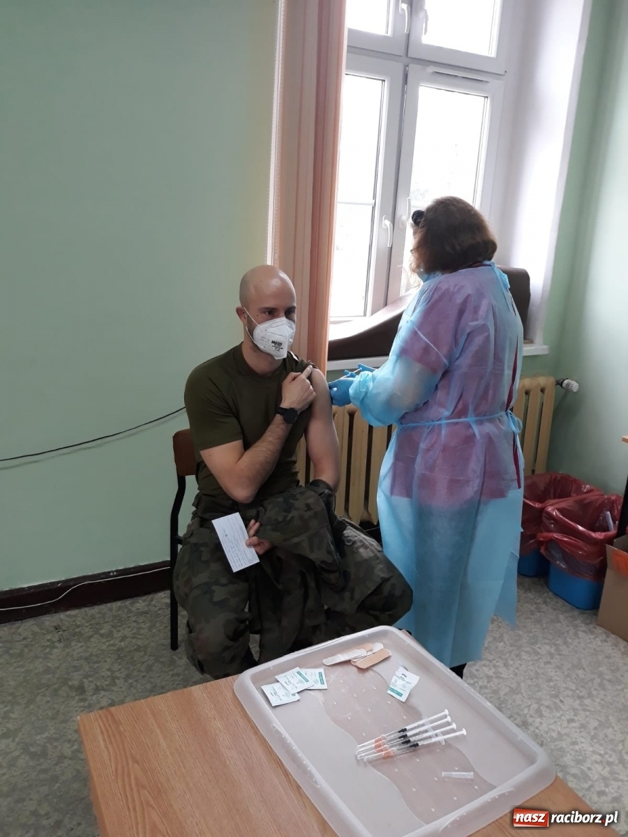 Zdjęcie w galerii na portalu naszraciborz.pl: Ruszyły szczepienia żołnierzy 13 ŚBOT wiadomości z regionu